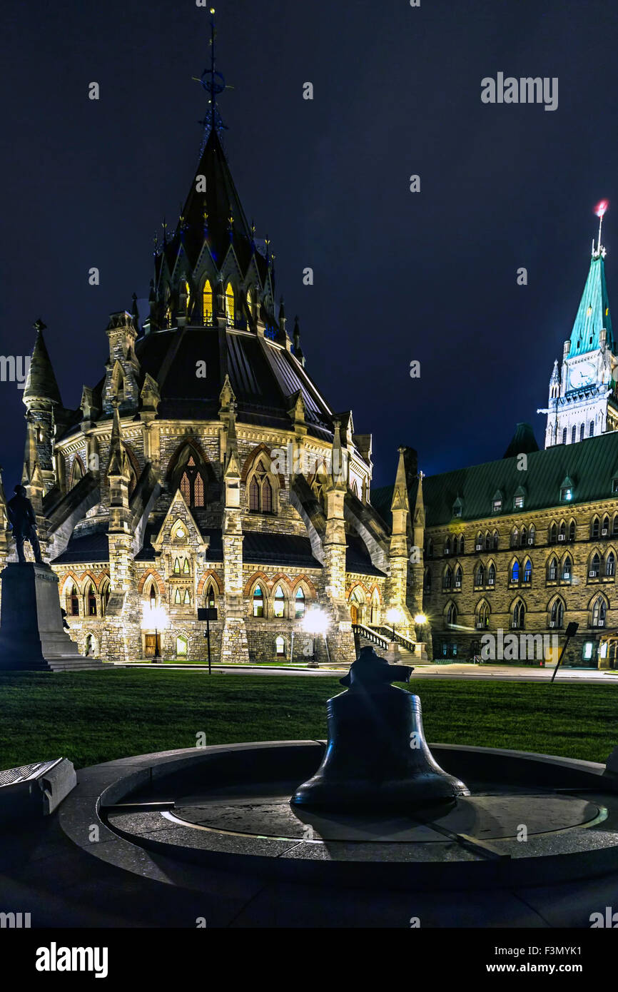 La Victoria Campanile alla Collina del Parlamento di notte. Foto Stock