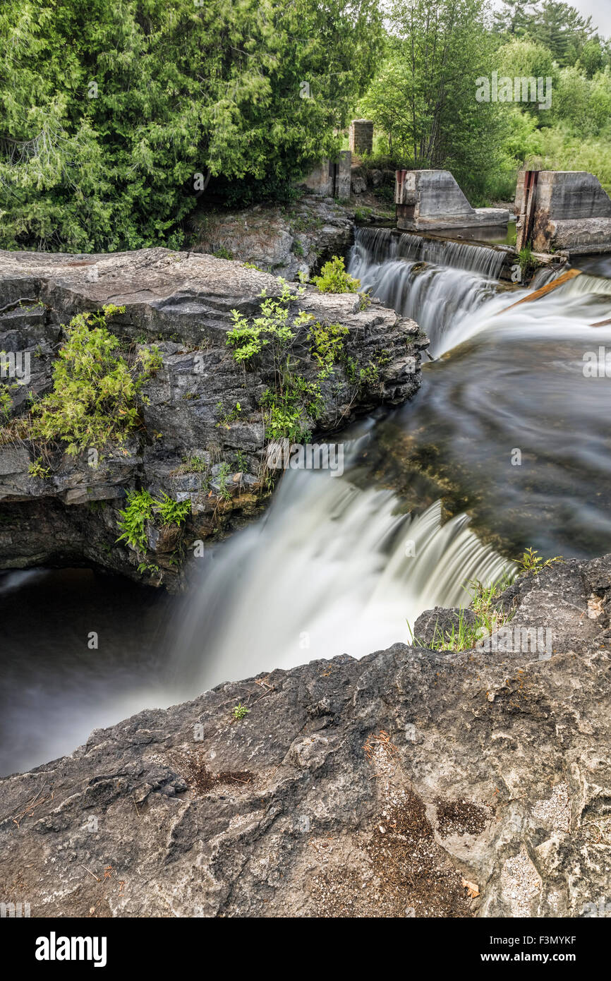 La cascata e storico dam a Rockwood rovine. Foto Stock