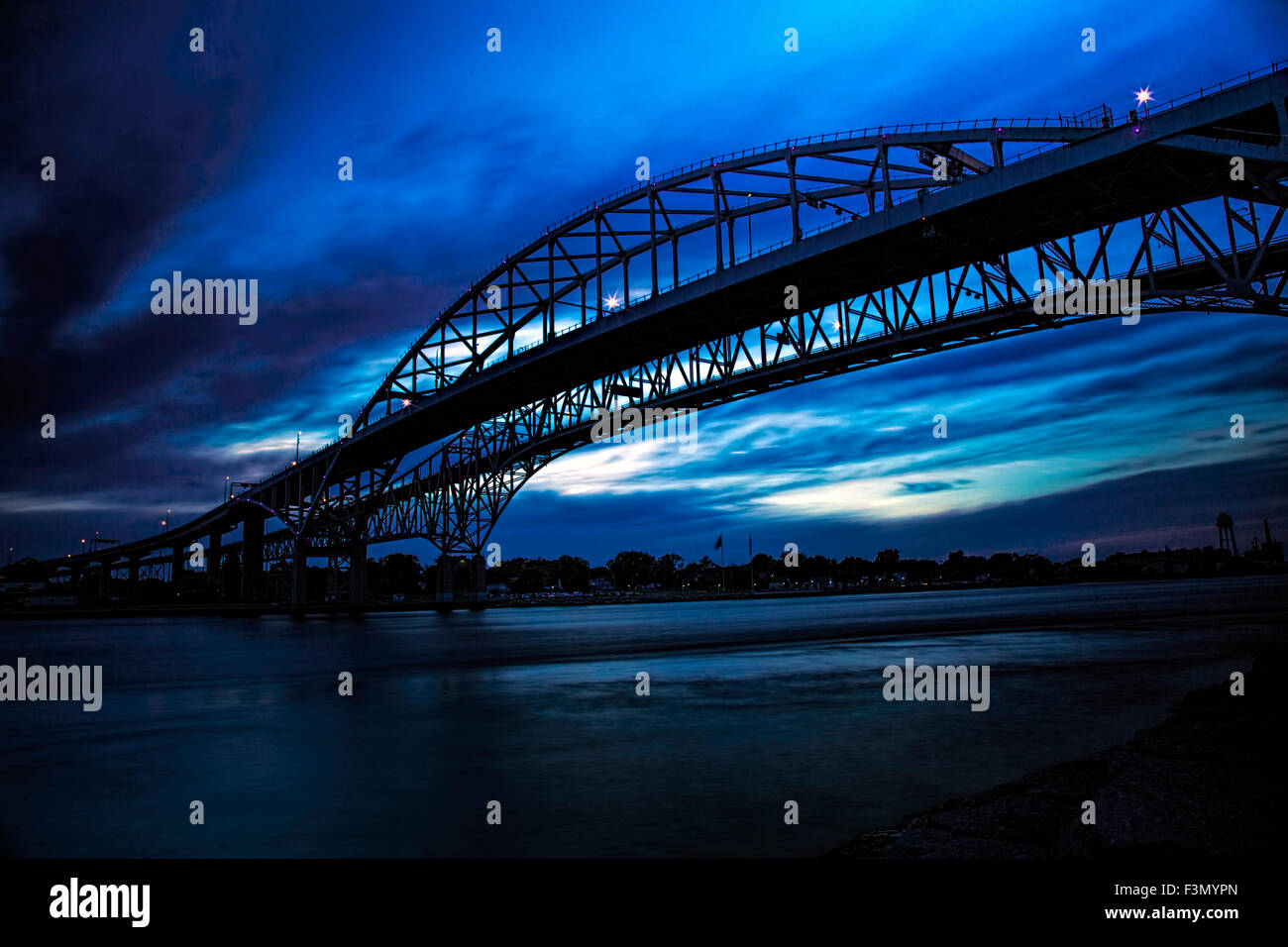 Blue Water Bridge al tramonto in silhouette. Foto Stock