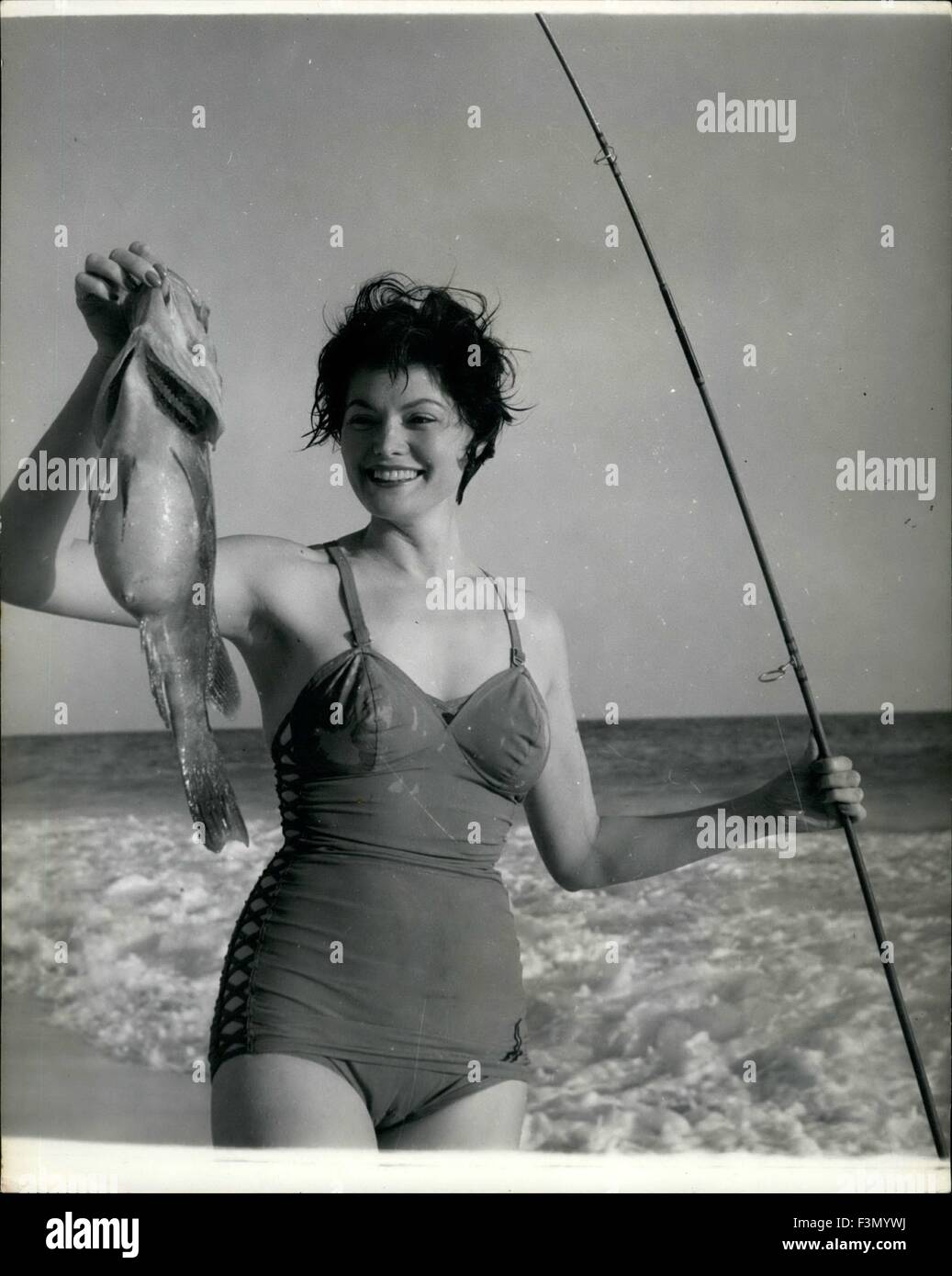 Febbraio 24, 1967 - Helen ama il surf - pesca e può godere il suo sport in qualsiasi giorno in Bermuda caldo e soleggiato clima: spesso scambiati per il gene Tierney, giovane Helen Mann prende spesso il tempo fuori dal suo lavoro come una padrona di casa in un Bermuda hotel e arriva lontano da persone facendo per la sua preferita spiaggia solitaria; lei gode di una macchia di pesca sul surf per frazione. Anche se lei le catture nulla, c'è la solitudine e il surf e spray. Helen saluta da Chicago, una volta che è stato a New York il modello e ha vissuto in India e Hong Kong. Dopo aver visto un sacco di tutto il mondo e il suo lavoro attuale rendendo il suo essere con la gente dice '' Foto Stock