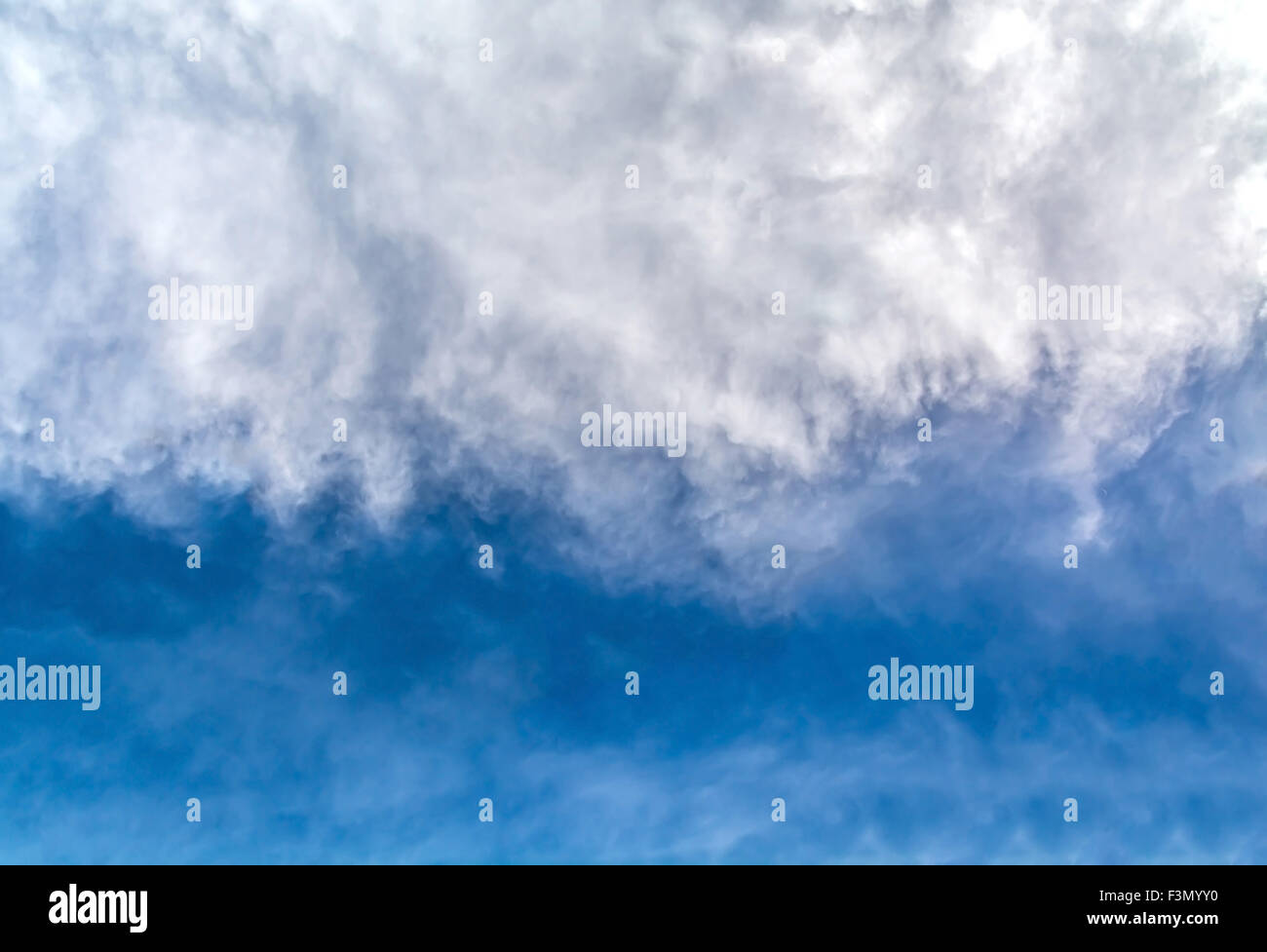 Metà cielo blu e soffice nuvola sembra come il disegno Foto Stock