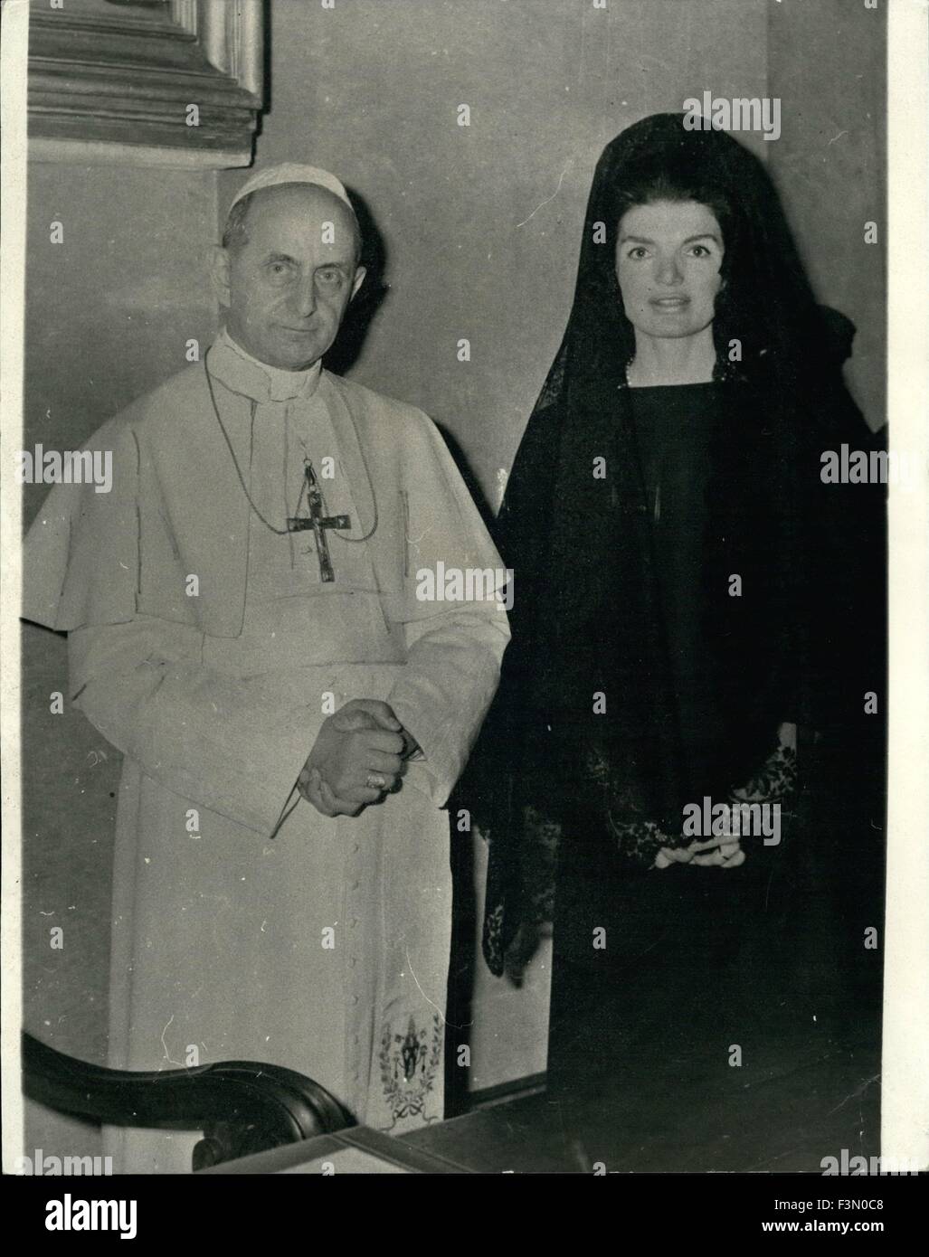 1966 - Sig.ra Jacqueline Kennedy può faccia divieto di chiesa la sig.ra KennedyÃ¢â'¬â"¢s matrimonio sarà nullo e privo di valore agli occhi della Chiesa Cattolica Romana, a meno che e fino a che il sig. Onassis ottiene un greco ortodosso di annullamento del suo primo matrimonio, un Vaticano esperto legale ha detto oggi. A Washington oggi il parere è stato che la sig.ra Kennedy incorrerebbero scomunica automatico a meno che il sig. Onassis fissato un annullamento da una chiesa cattolica la corte. La foto mostra: Questa immagine della sig.ra Jacqueline Kennedy con Papa Paolo, è stato preso in Vaticano nel 1966 © Keystone Pictures USA/ZUMAPRESS.com/Alamy Live News Foto Stock