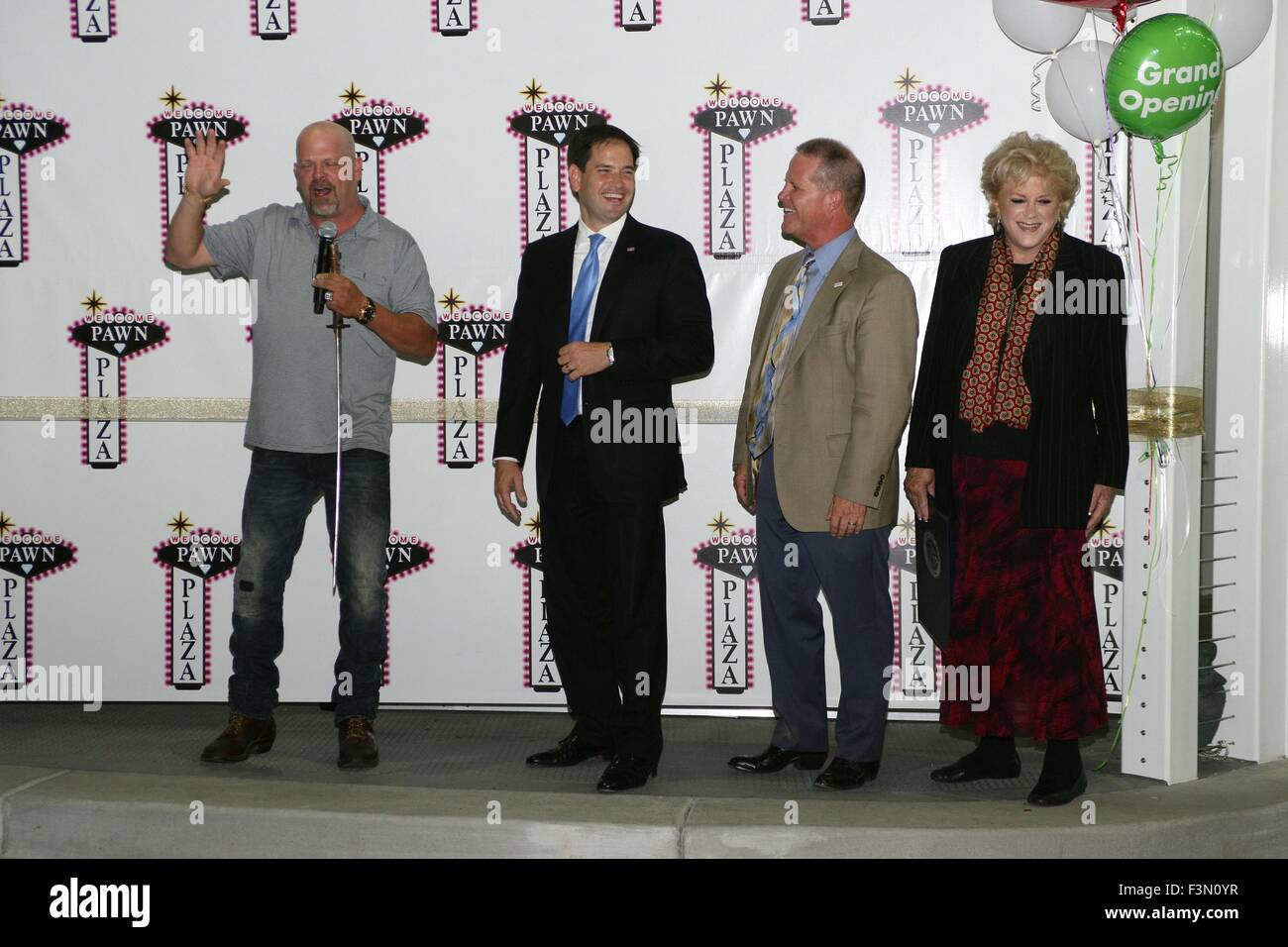 Las Vegas, NV, Stati Uniti d'America. 9 Ott, 2015. Rick Harrison, il senatore Marco Rubio, Mark Hutchison (Nevada luogotenente governatore), Carolyn G. Goodman (Las Vegas Sindaco della città) all'arrivo ufficiale di inaugurazione di pegno Plaza, 725 S. Las Vegas Blvd. A sud di Las Vegas, NV Ottobre 9, 2015. Credito: James Atoa/Everett raccolta/Alamy Live News Foto Stock