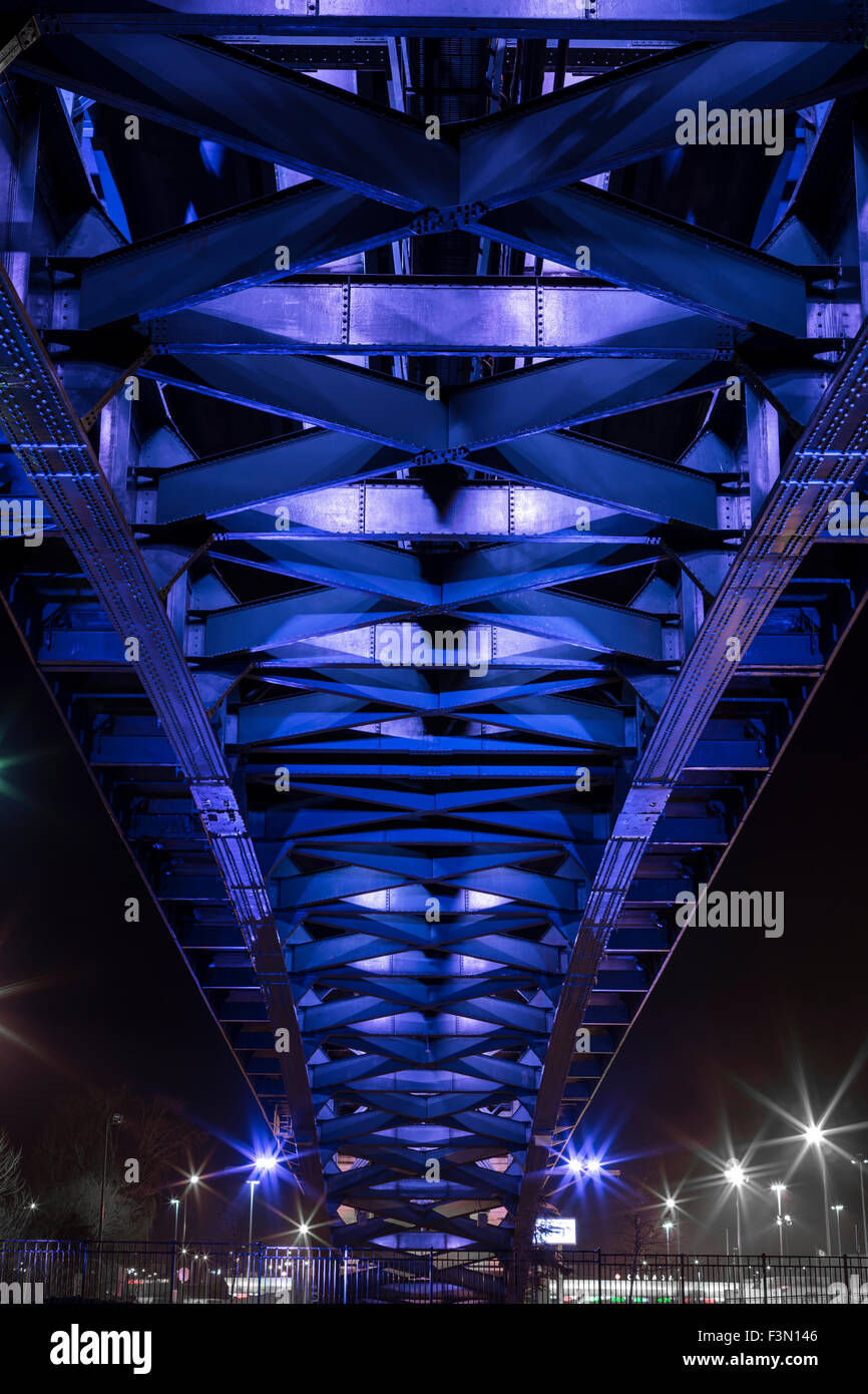 La Peach ponte che collega il Canada a noi a Fort Erie, illuminato in viola. Foto Stock