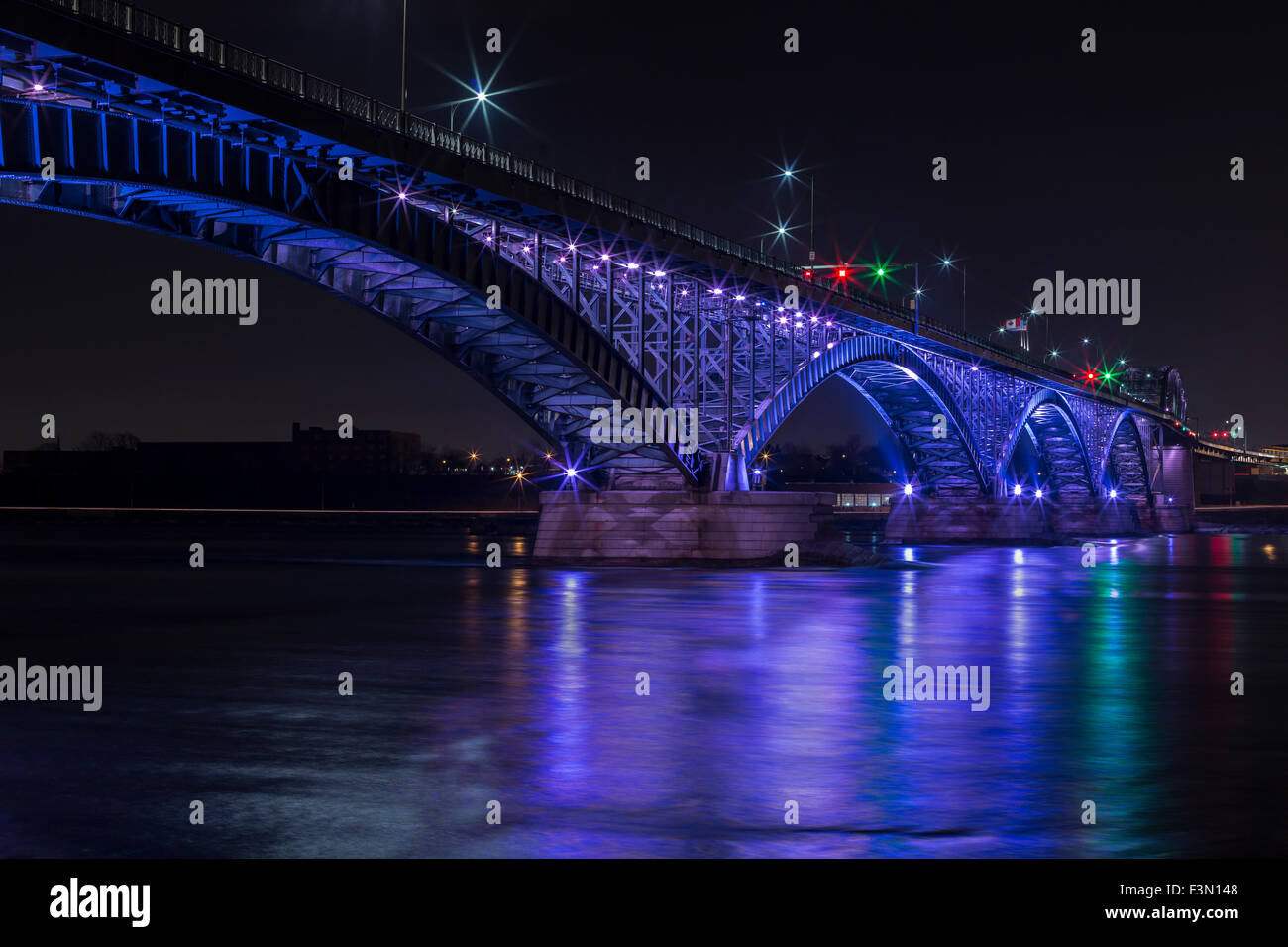 La Peach ponte che collega il Canada a noi a Fort Erie, illuminato in viola. Foto Stock