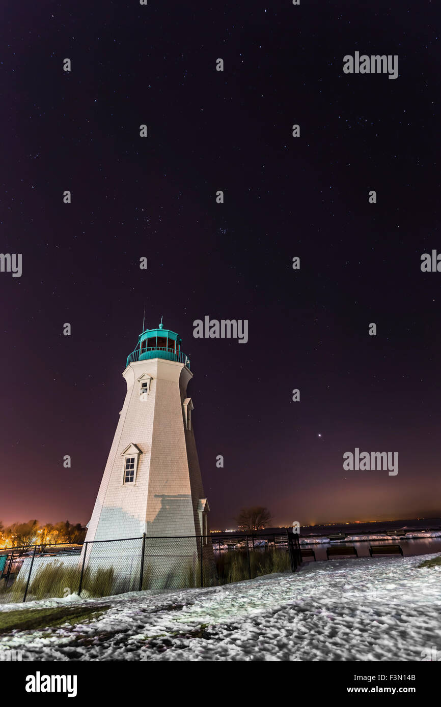 Port Dalhousie faro con sfondo stelle. La stella cluster anche "sorelle" che mostra ben. Foto Stock