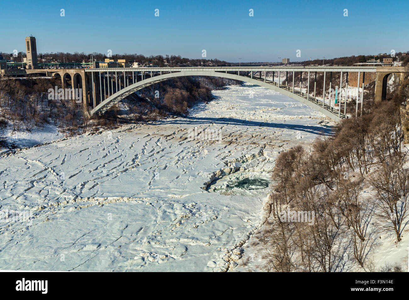 Rainbow Bridge con il fiume ghiacciato, presi da parte degli Stati Uniti. Foto Stock