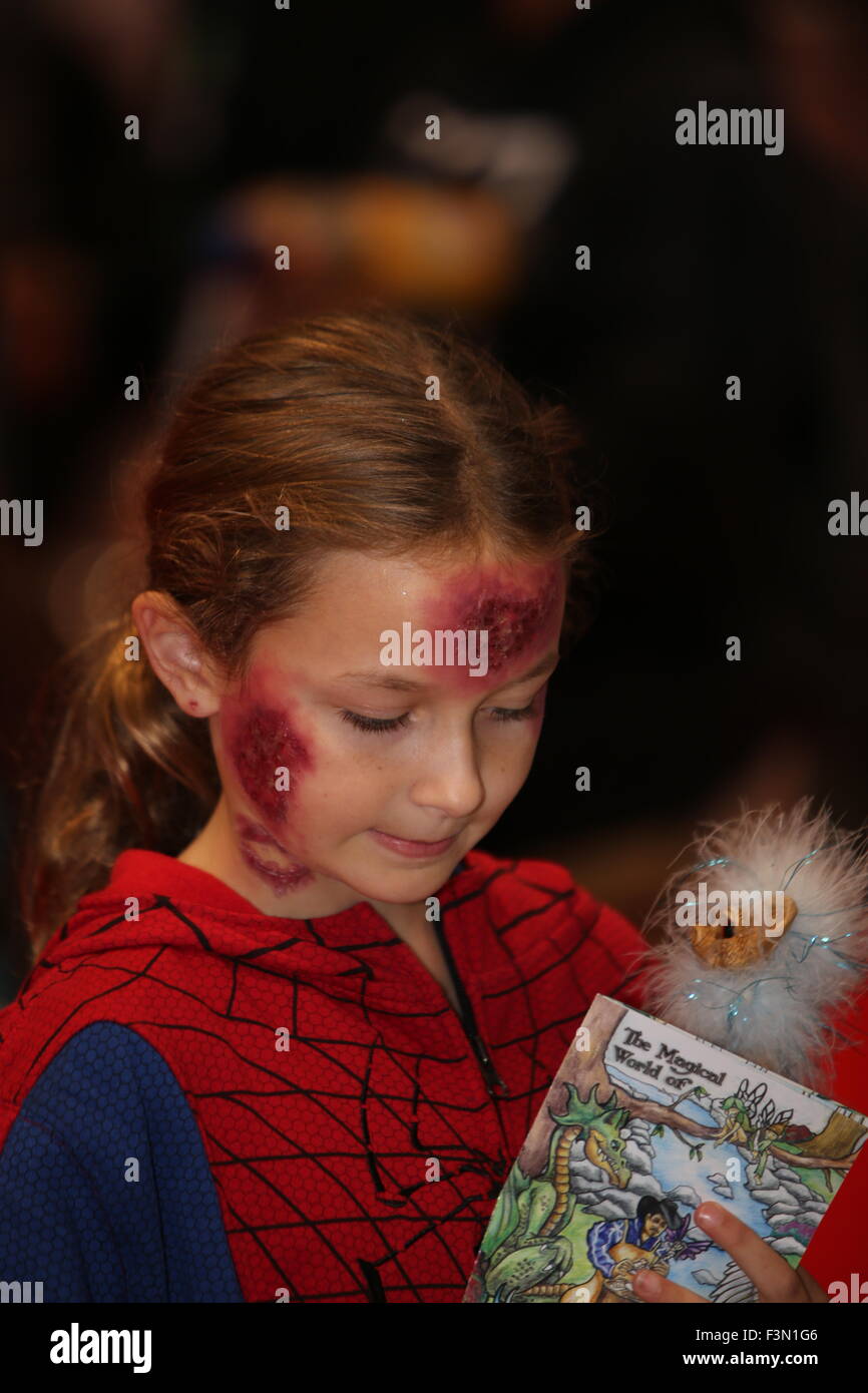 La città di New York, Stati Uniti. 09oct, 2015. Bambina in zombie make up. Centinaia di migliaia di appassionati, artisti, imprenditori e persone che erano semplicemente curiosi scese sulla Javits Center per la decima edizione della fiera ComicCon, il più grande di tali eventi in Nord America Credito: Andy Katz/Pacific Press/Alamy Live News Foto Stock