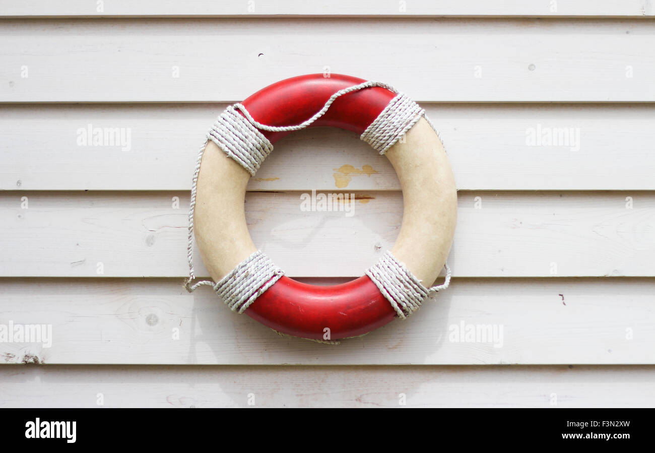 Vita decorativo preserver rustico scheda meteo parete, appeso sul lato di una casa sulla spiaggia Foto Stock
