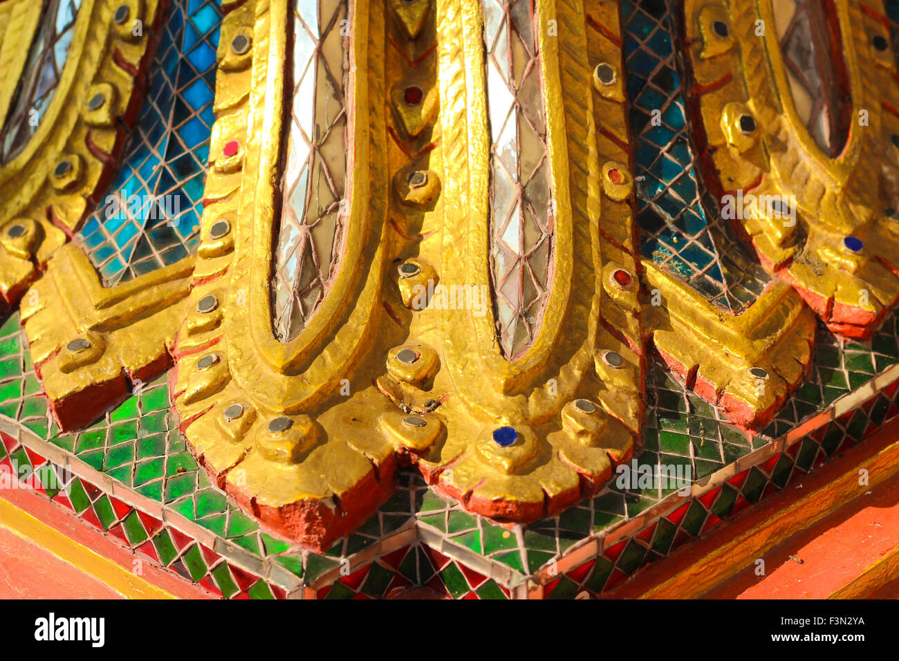 Gorgeous Thai vivaci piastrelle a mosaico su un santuario in Thailandia Foto Stock