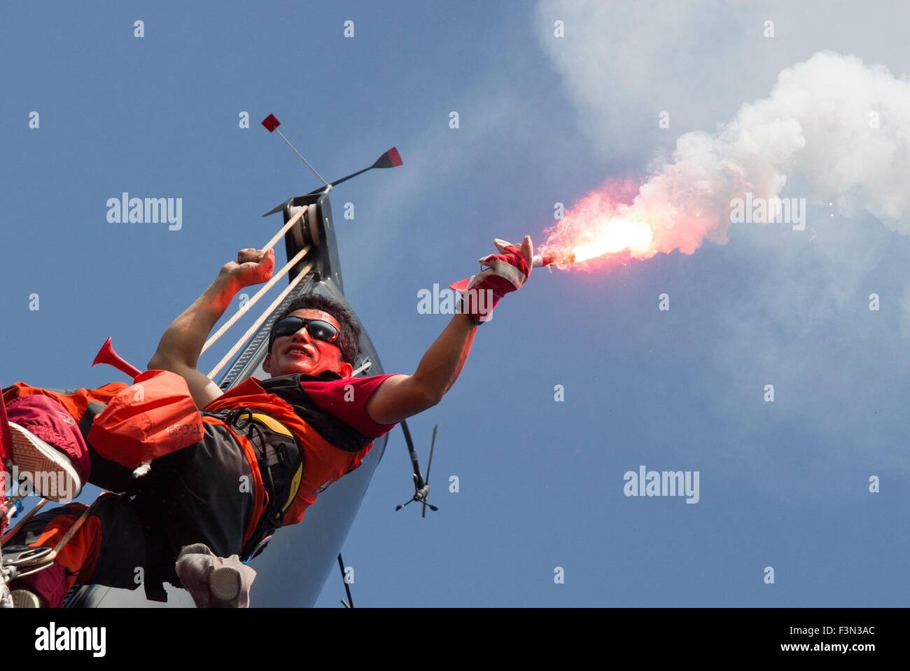 Pechino, Cina Shandong. Il 27 settembre, 2015. Guo Chuan celebra dopo il completamento di una non-stop 24-giorno di viaggio sul mare, a Qingdao, Cina orientale della provincia di Shandong, Sett. 27, 2015. Guo e il suo equipaggio tra cui due francesi, un tedesco e un russo impostato su off il 3 settembre nella città russa di Murmansk e completato il passaggio Nord-Est nell'Oceano Artico 12 giorni più tardi. Hanno poi usato un altro 12 giorni per raggiungere Qingdao, dove essi hanno dato un eroe benvenuto. © Meng Jing/Xinhua/Alamy Live News Foto Stock