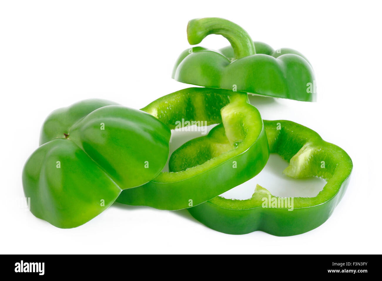 Fette di peperone verde isolato su sfondo bianco Foto Stock