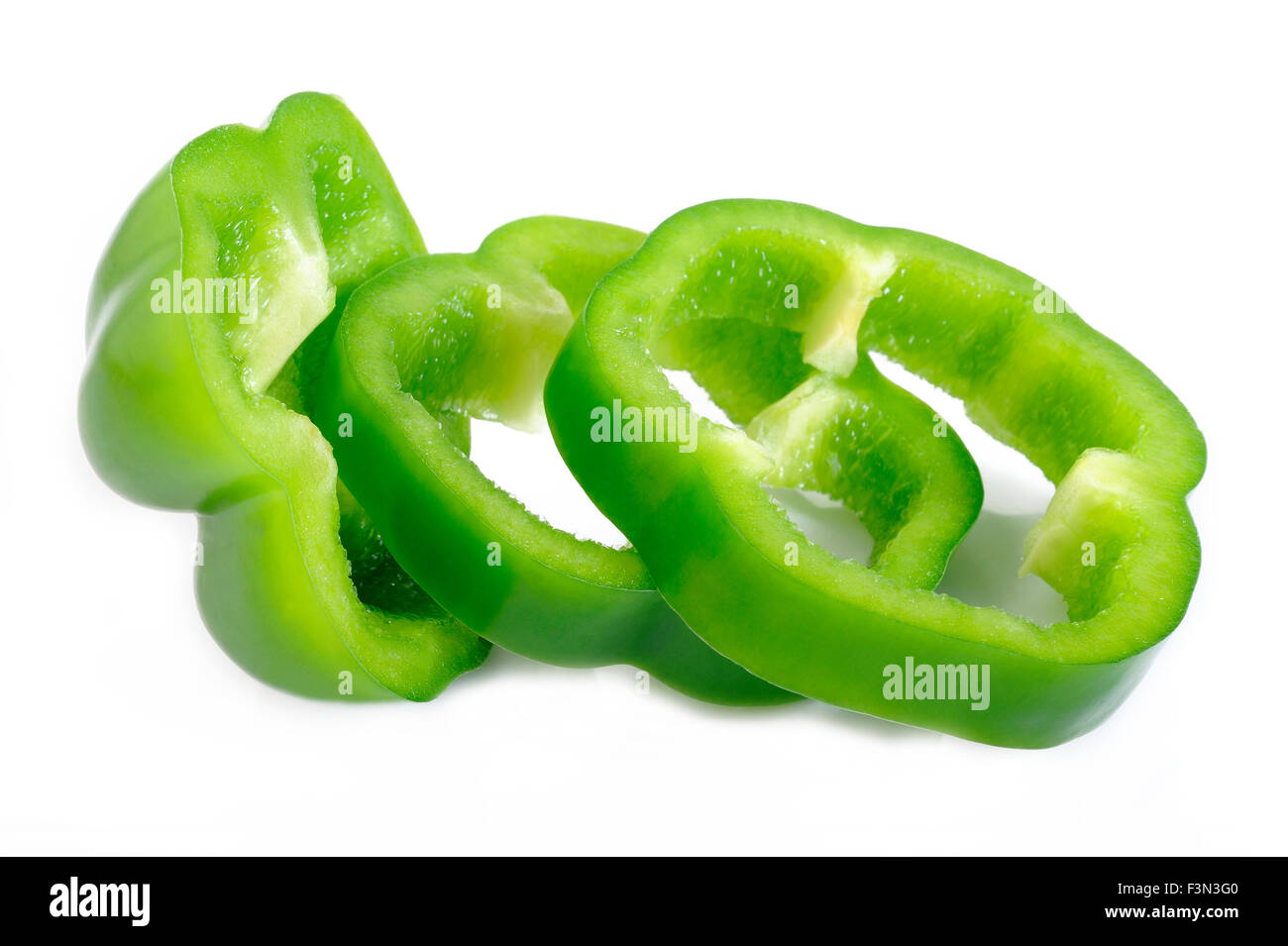 Fette di peperone verde isolato su sfondo bianco Foto Stock