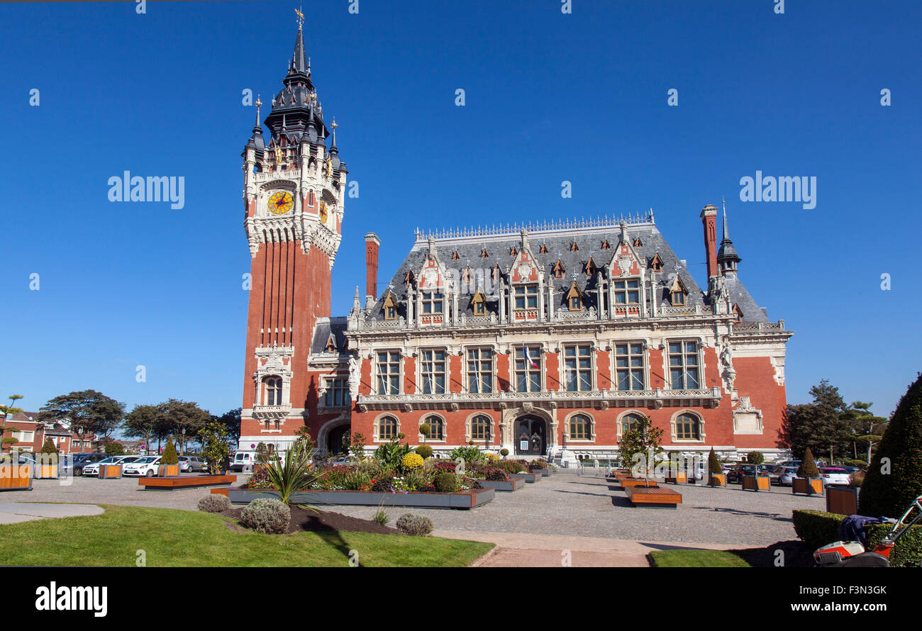 Calais , Francia , Hotel-de-Ville e giardini Foto Stock