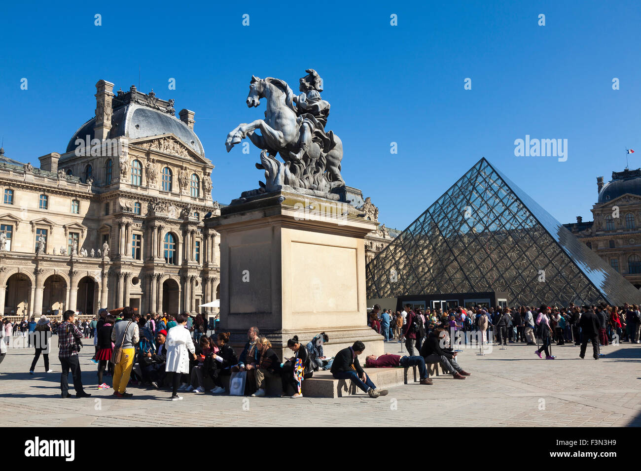 Il Louvre Parigi Francia Foto Stock
