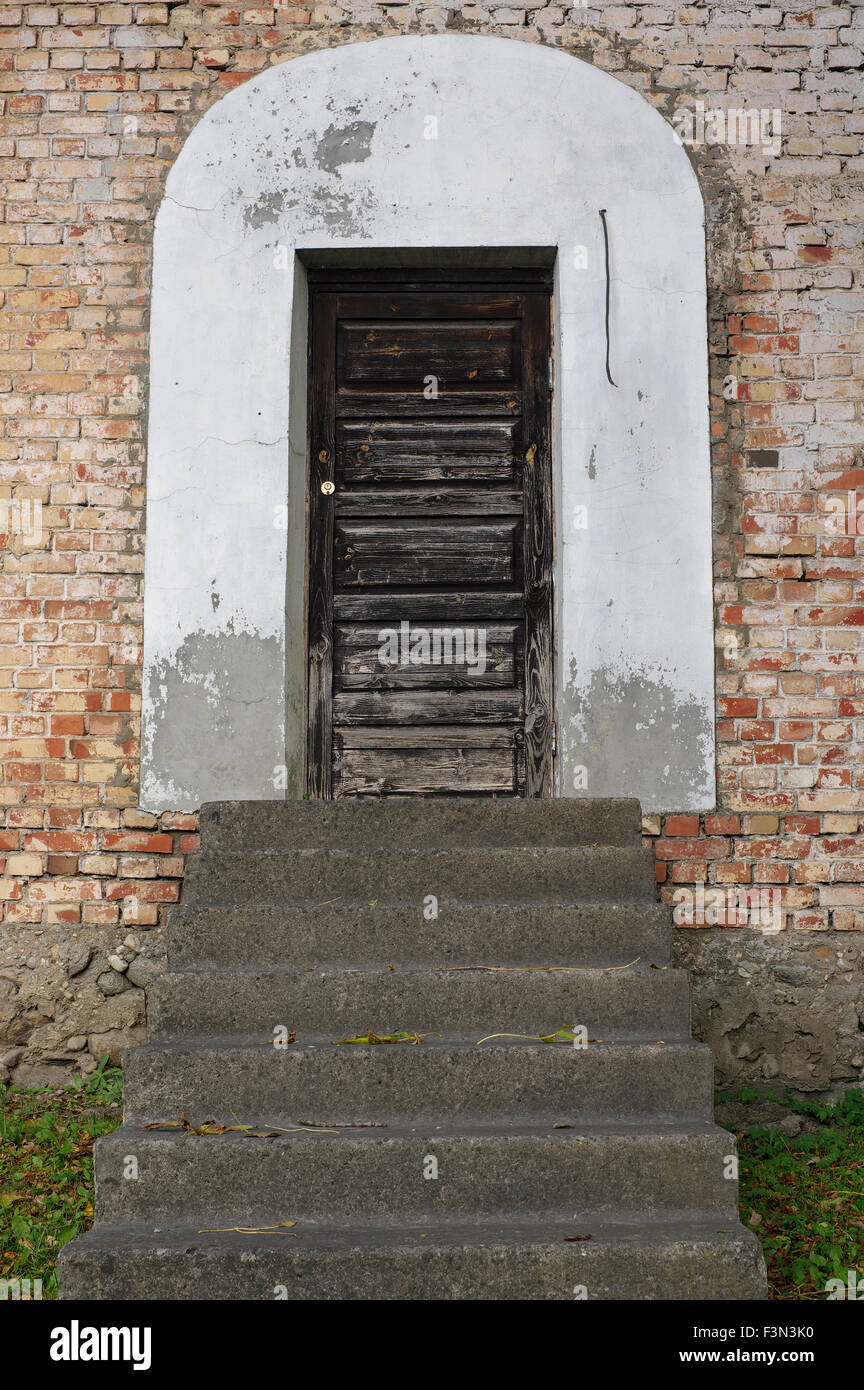Salendo le scale conduce a una porta chiusa. Strano (sconosciuto) voce. Tartu, Estonia. Foto Stock