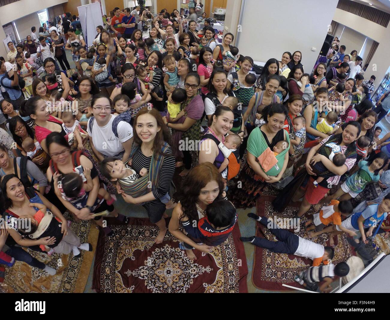 Makati City, Filippine. 10 ottobre, 2015. Le madri a portare i loro bambini come si riuniscono per la celebrazione della International Babywearing Settimana in Makati City, Filippine, 10 ottobre, 2015. Il Babywearing internazionale settimana mira ad informare ed educare il pubblico circa le gioie e i benefici del babywearing sicuro e la procreazione responsabile. © Rouelle Umali/Xinhua/Alamy Live News Foto Stock