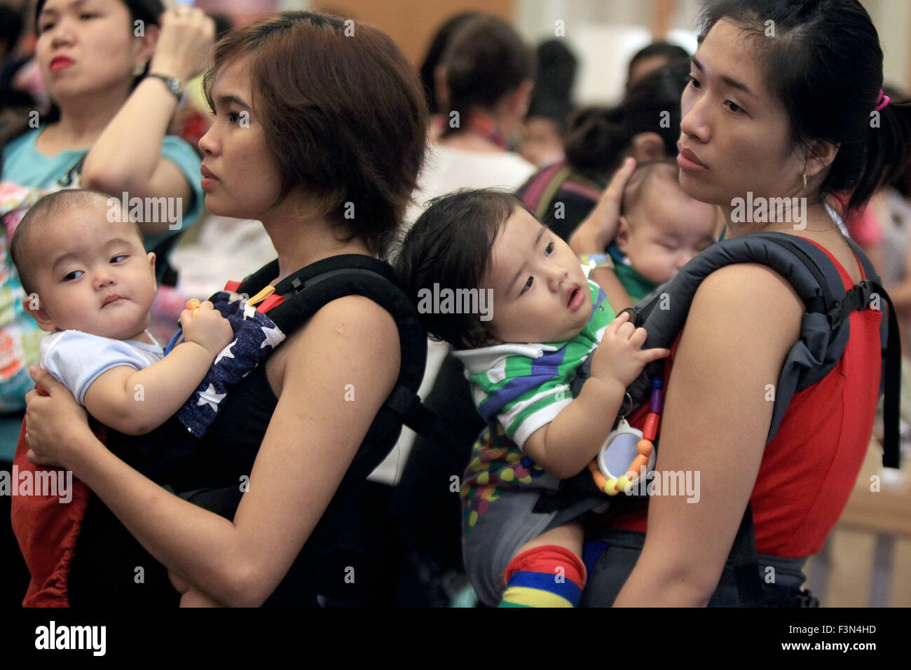 Makati City, Filippine. 10 ottobre, 2015. Le madri a portare i loro bambini come si riuniscono per la celebrazione della International Babywearing Settimana in Makati City, Filippine, 10 ottobre, 2015. Il Babywearing internazionale settimana mira ad informare ed educare il pubblico circa le gioie e i benefici del babywearing sicuro e la procreazione responsabile. © Rouelle Umali/Xinhua/Alamy Live News Foto Stock