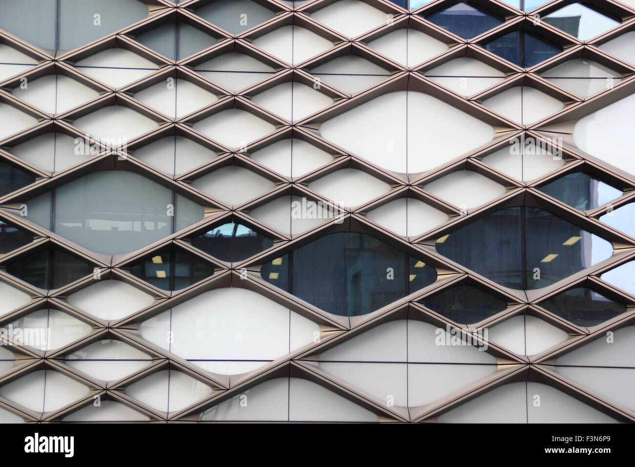 Il Diamante edificio; un insegnamento di ingegneria struttura dell'Università di Sheffield - esterno - Autunno 2015 Foto Stock