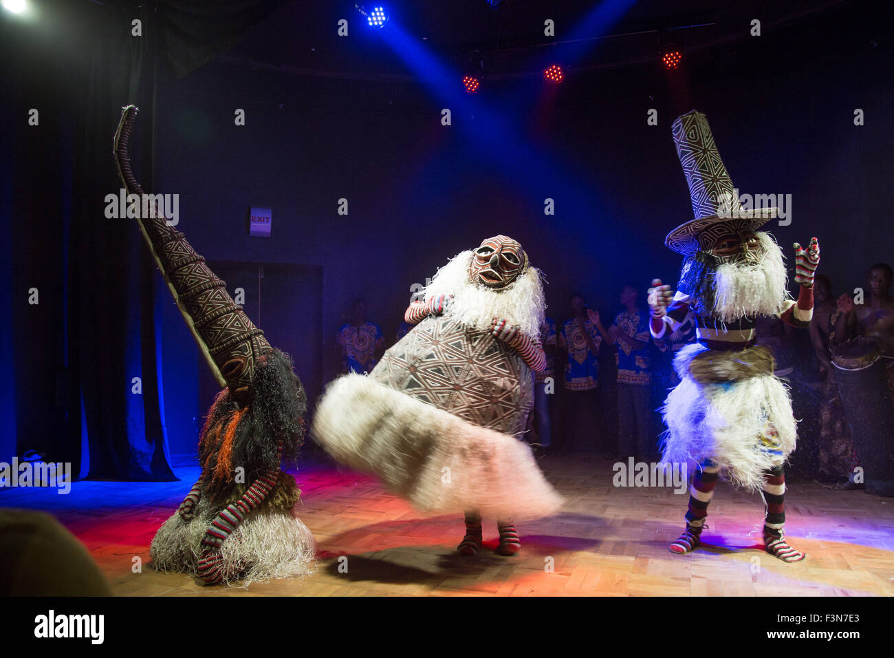 (151010) -- L'AVANA, Ottobre 10, 2015 (Xinhua) -- dello Zimbabwe di ballerini eseguono Makishi tradizionale danza al vecchio teatro reciproco, Harare, Zimbabwe, ad Ottobre 9, 2015. Danza Makishi, originariamente eseguita alla fine di un esercizio annuale di rito di iniziazione per i ragazzi di età compresa tra otto e dodici nelle zone rurali dello Zimbabwe e Zambia, è particolarmente noto per coinvolgere splendidamente dipinte di maschere che rappresentano diversi caratteri spirituale. Oggi vi è una crescente domanda per ballerini makishi a riunioni sociali e raduni di partito, come essi sono meno eseguite per i riti di iniziazione. La danza è stata riconosciuta come un ONU Foto Stock