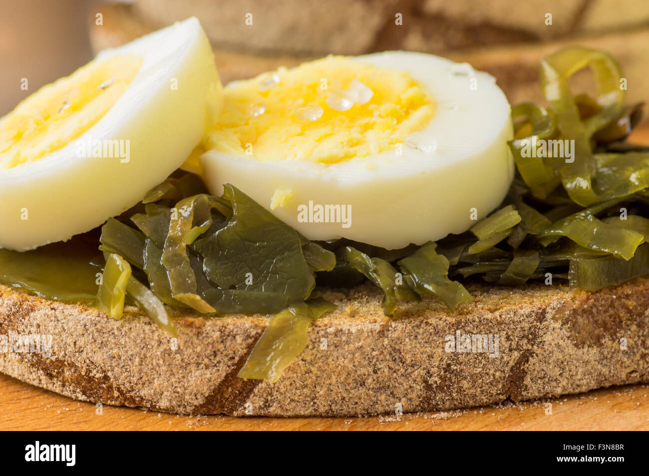Sandwich con alghe kelp insalata e uova Foto Stock
