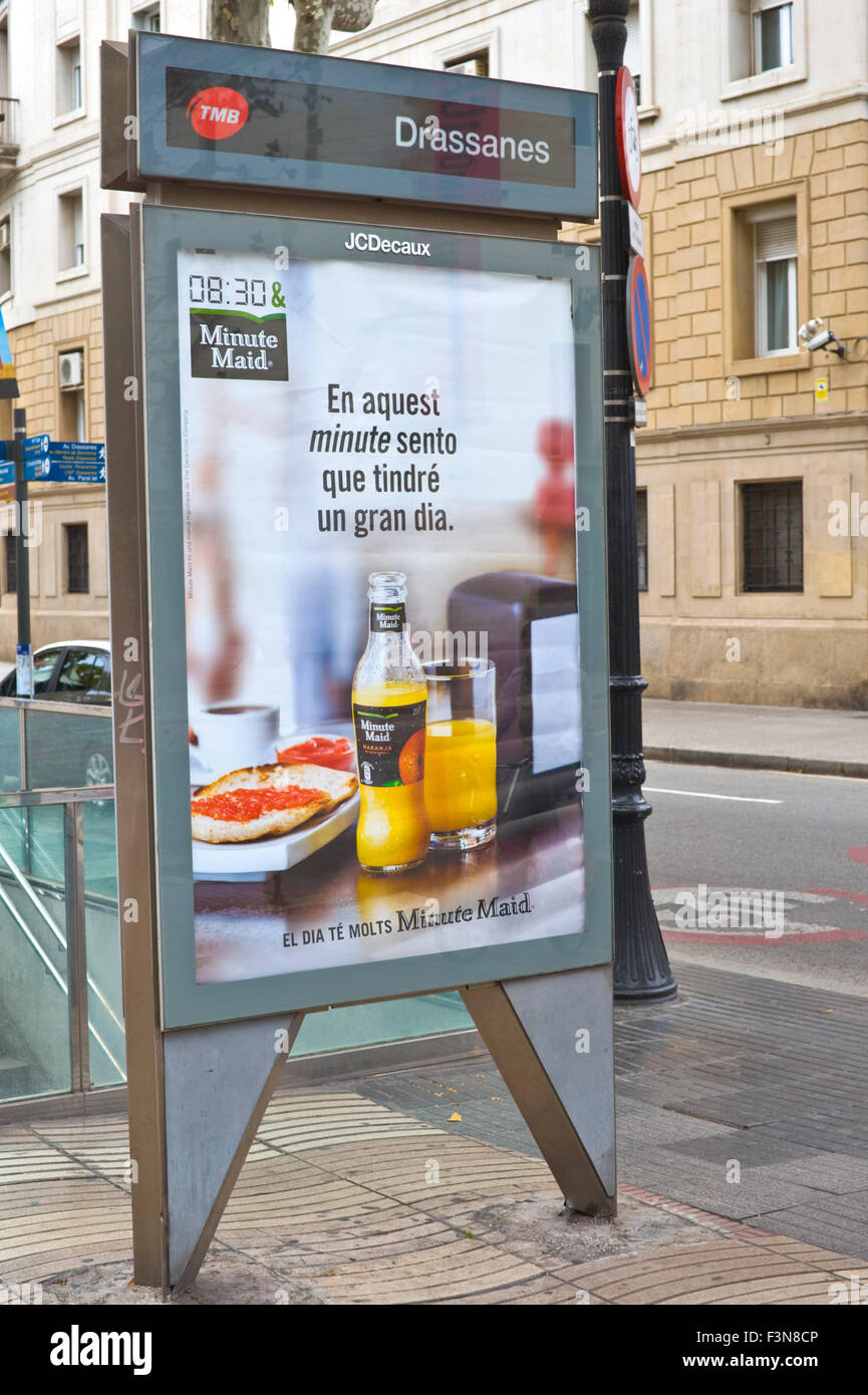 Tabellone di strada da JCDecaux pubblicità il succo di arancia Minute Maid a Barcellona Catalonia Spagna ES Foto Stock