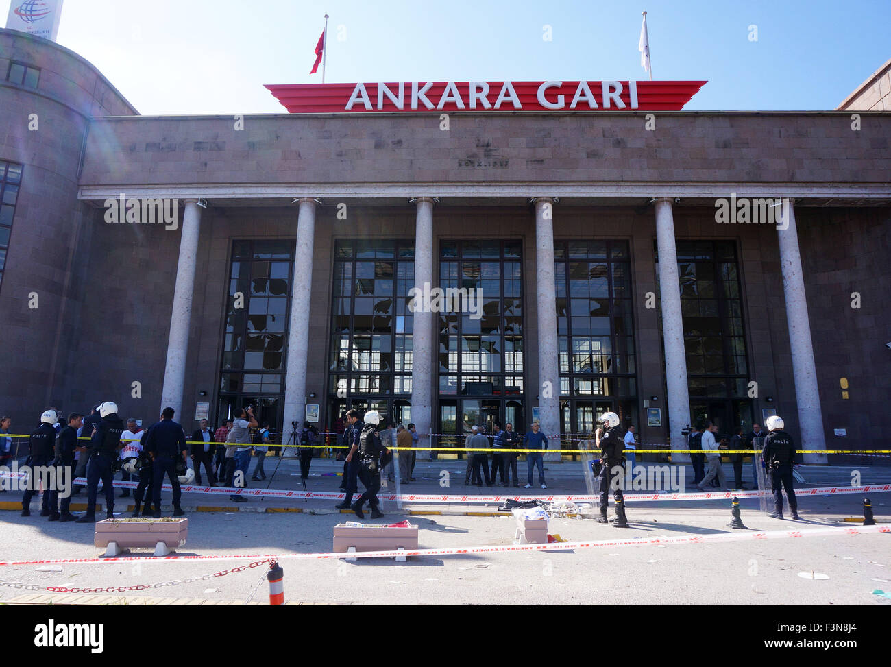 Ankara, Turchia. 10 ottobre, 2015. Poliziotti turchi a mantenere l ordine di fronte ad Ankara la stazione ferroviaria di Ankara, capitale della Turchia, il 10 ottobre, 2015. Almeno 30 sono stati uccisi e 126 altri feriti il sabato dopo due esplosioni nella capitale turca di Ankara, interiore turco Ministero ha detto. Credito: Cihan/Xinhua/Alamy Live News Foto Stock