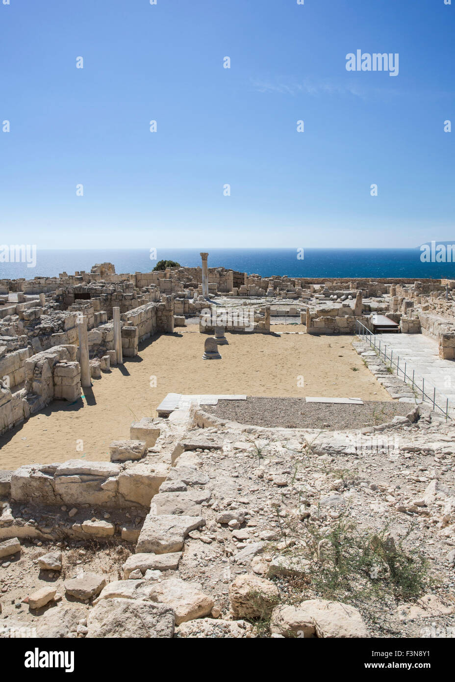 La basilica cristiana nella città romana di Curium (moderno Kourion) di Cipro che mostra i semi-battistero circolare Foto Stock