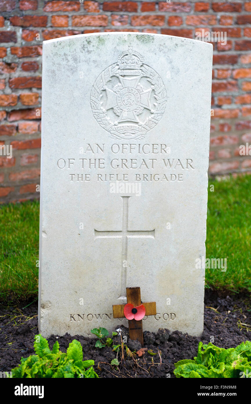 Un funzionario sconosciuto la sua tomba in La Belle Alliance cimitero, Ieper o Ypres, Belgio Foto Stock