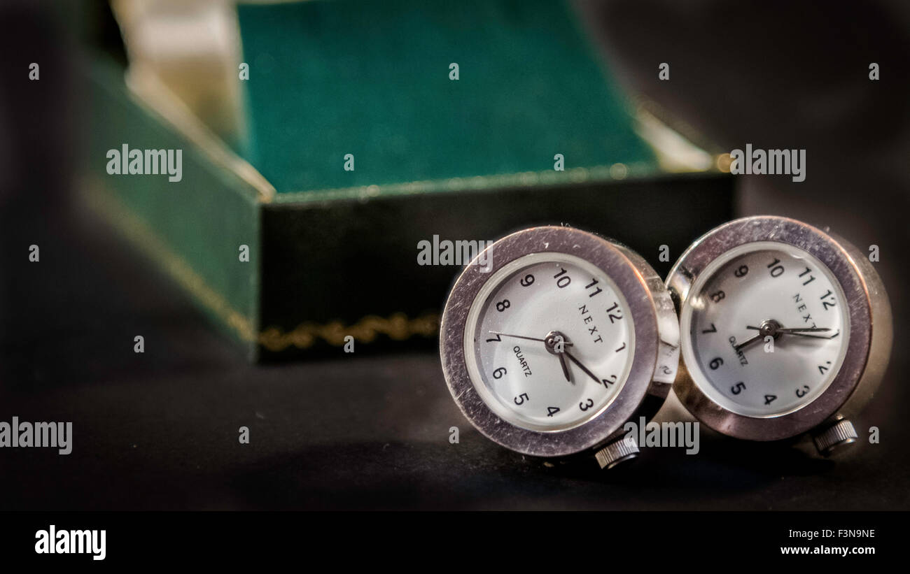 Una coppia di stile orologio gemelli con scatola Foto Stock