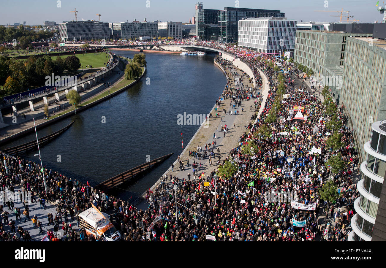 Berlino, Germania. 10 ottobre, 2015. Diverse migliaia di manifestanti sono convenuti per un rally contro TTIP e CETA a Berlino, Germania, 10 ottobre 2015. Più di 50.000 manifestanti erano attesi a Berlino la stazione ferroviaria principale di sabato come parte di una protesta a livello nazionale in Germania contro la storica di accordi di libero scambio Unione europea sta negoziando con gli Stati Uniti e il Canada. La fermata TTIP CETA rally è stato chiamato ad opporsi alla UE gli scambi e gli investimenti transatlantici di partenariato (TTIP) con gli Stati Uniti e il completo accordo economico e commerciale (CETA) con il Canada. © dpa foto tutti Foto Stock