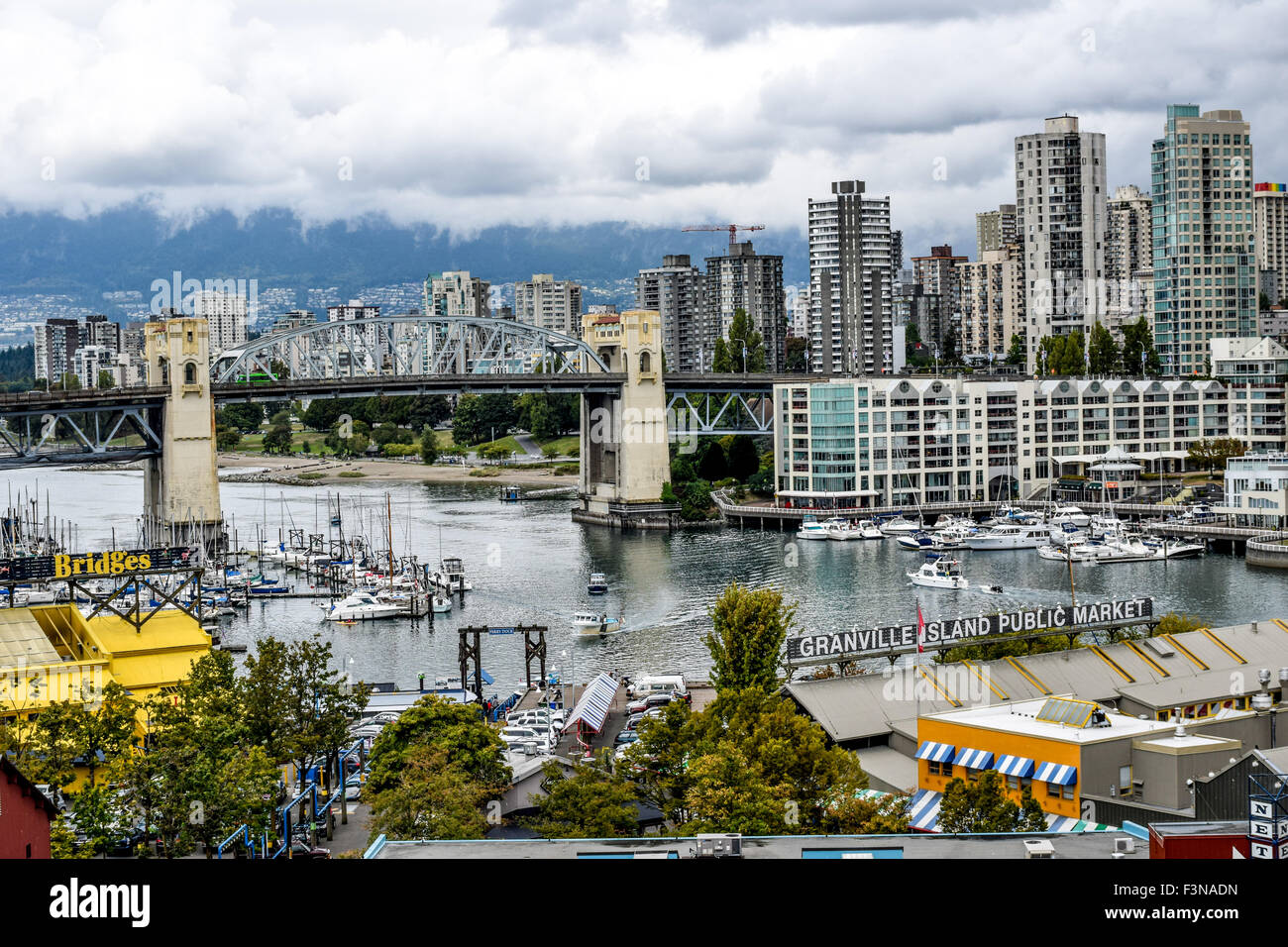 Vista della skyline di Vancouver, Burrard Bridge e Granville Island Foto Stock