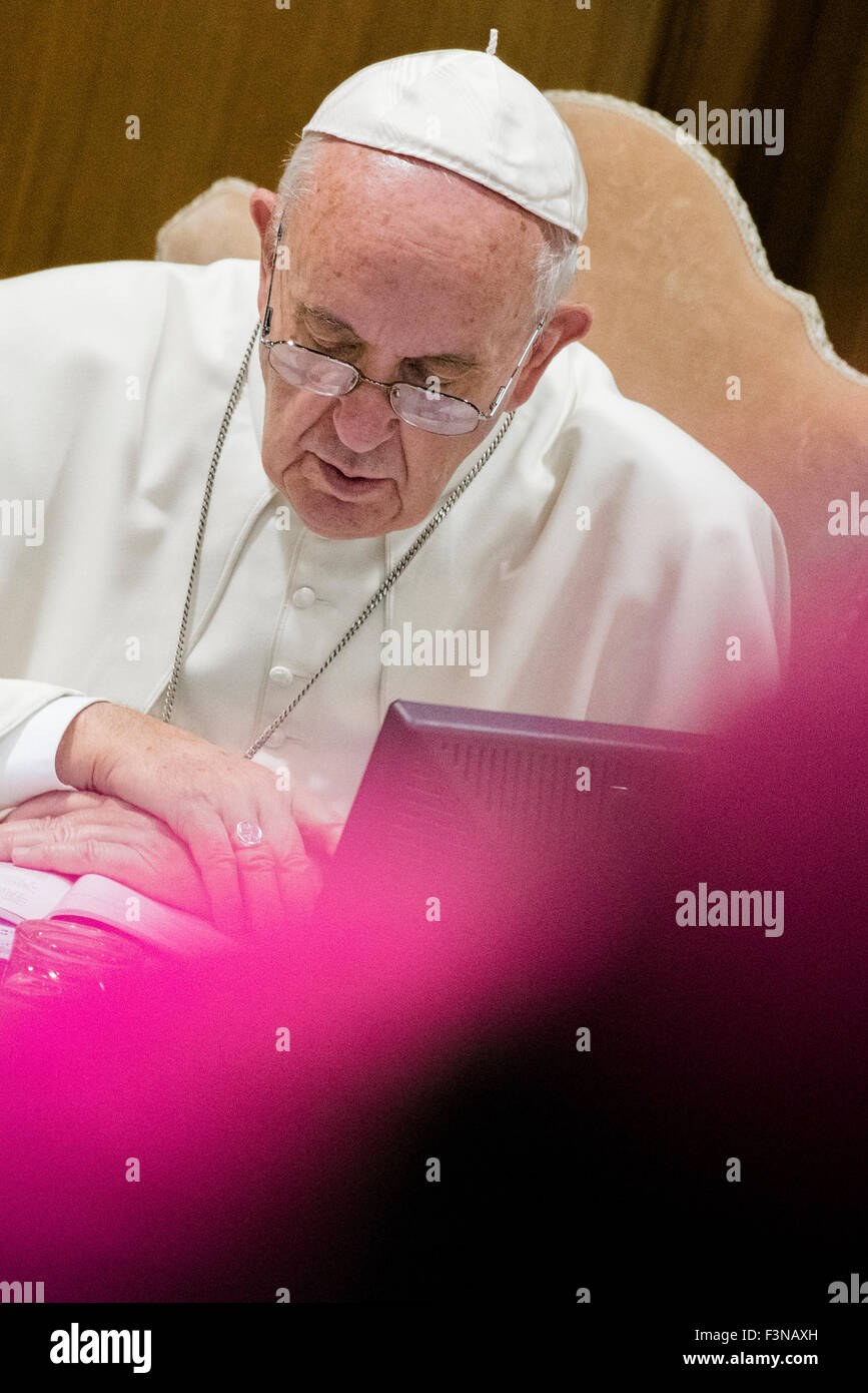 Città del Vaticano. 10 ottobre, 2015. Papa Francesco conduce la sessione mattutina del Sinodo dei Vescovi in Vaticano, Sabato 10 Ottobre, 2015. Credito: Massimo Valicchia/Alamy Live News. Foto Stock