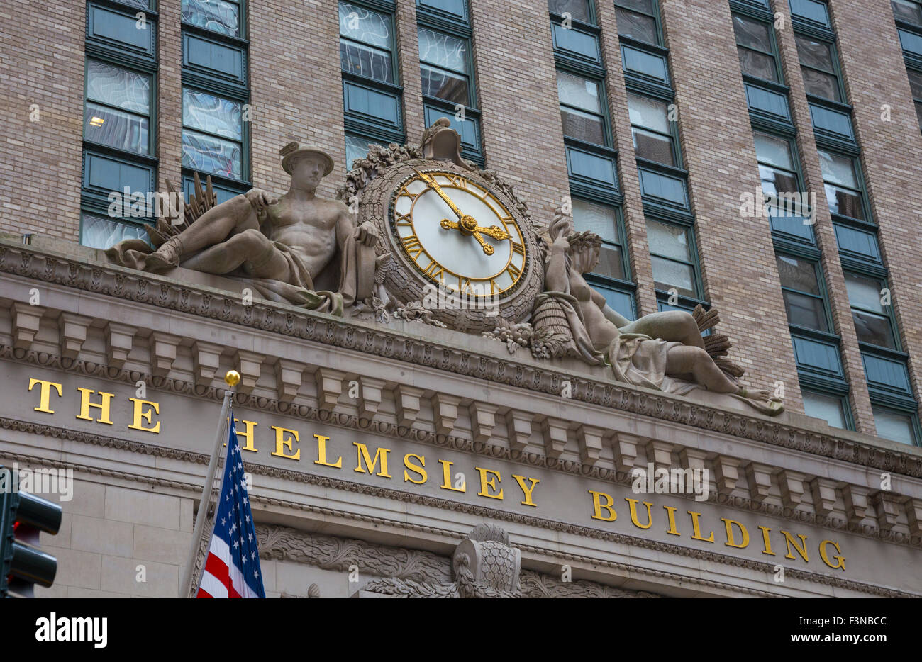 Orologio e sculture sopra l'entrata dell'Helmsley Building, New York. Foto Stock