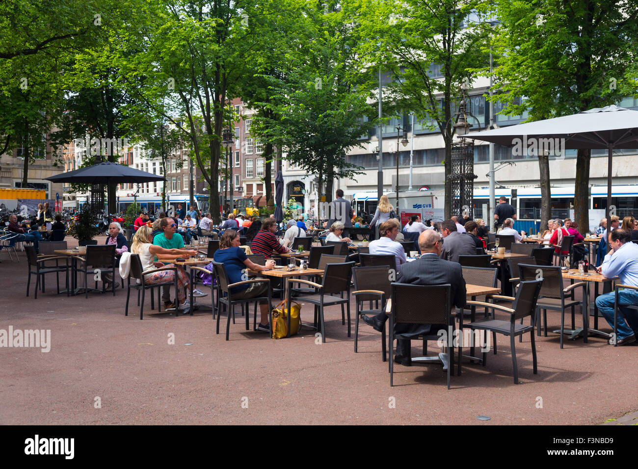 Caffetteria all'aperto con area tra Beursplein e Damrak, Amsterdam, Paesi Bassi Foto Stock
