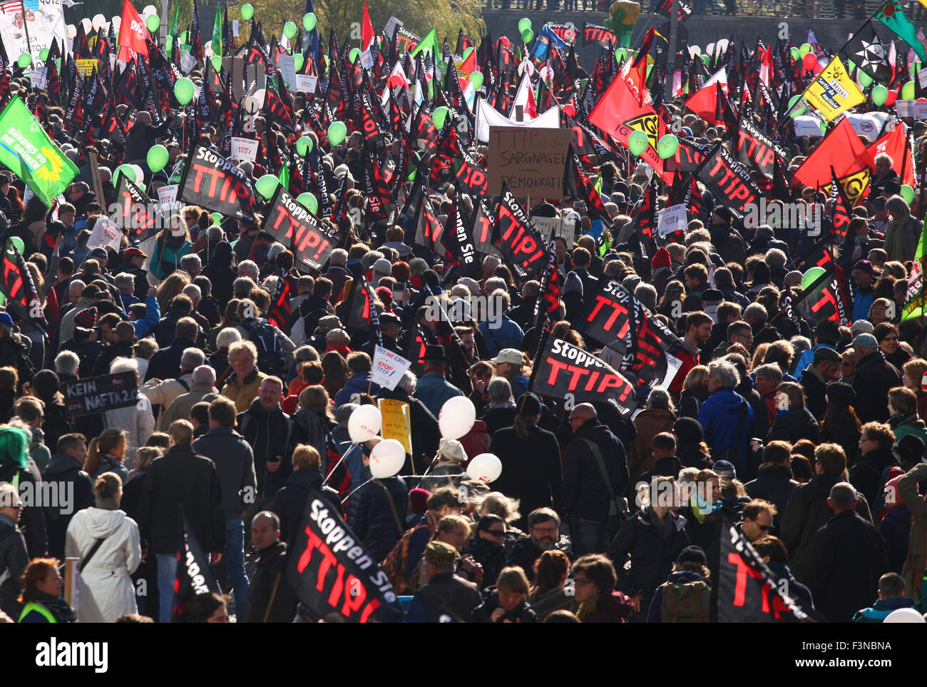 Berlino, Germania. 10 ottobre, 2015. I dimostranti si sono riuniti per un rally contro TTIP e CETA a Berlino, Germania, 10 ottobre 2015. Più di 50.000 manifestanti erano attesi a Berlino la stazione ferroviaria principale di sabato come parte di una protesta a livello nazionale in Germania contro la storica di accordi di libero scambio Unione europea sta negoziando con gli Stati Uniti e il Canada. La fermata TTIP CETA rally è stato chiamato ad opporsi alla UE gli scambi e gli investimenti transatlantici di partenariato (TTIP) con gli Stati Uniti e il completo accordo economico e commerciale (CETA) con il Canada. © dpa picture alliance/Alamy Live Foto Stock