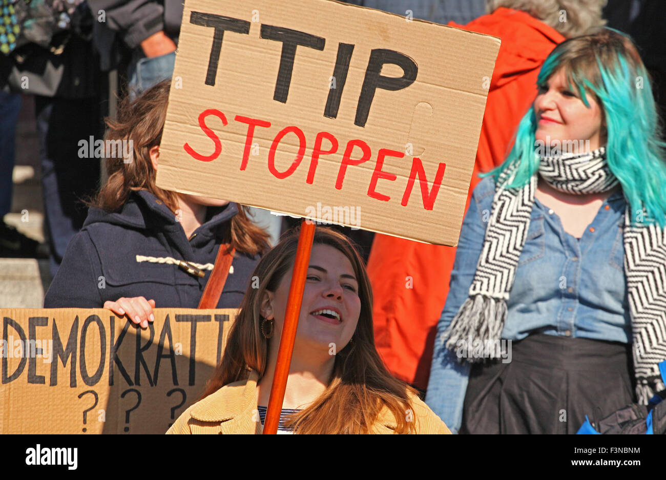 Berlino, Germania. 10 ottobre, 2015. Le giovani donne si sono riuniti per un rally contro TTIP e CETA a Berlino, Germania, 10 ottobre 2015. Più di 50.000 manifestanti erano attesi a Berlino la stazione ferroviaria principale di sabato come parte di una protesta a livello nazionale in Germania contro la storica di accordi di libero scambio Unione europea sta negoziando con gli Stati Uniti e il Canada. La fermata TTIP CETA rally è stato chiamato ad opporsi alla UE gli scambi e gli investimenti transatlantici di partenariato (TTIP) con gli Stati Uniti e il completo accordo economico e commerciale (CETA) con il Canada. © dpa picture alliance/Alamy Live Foto Stock