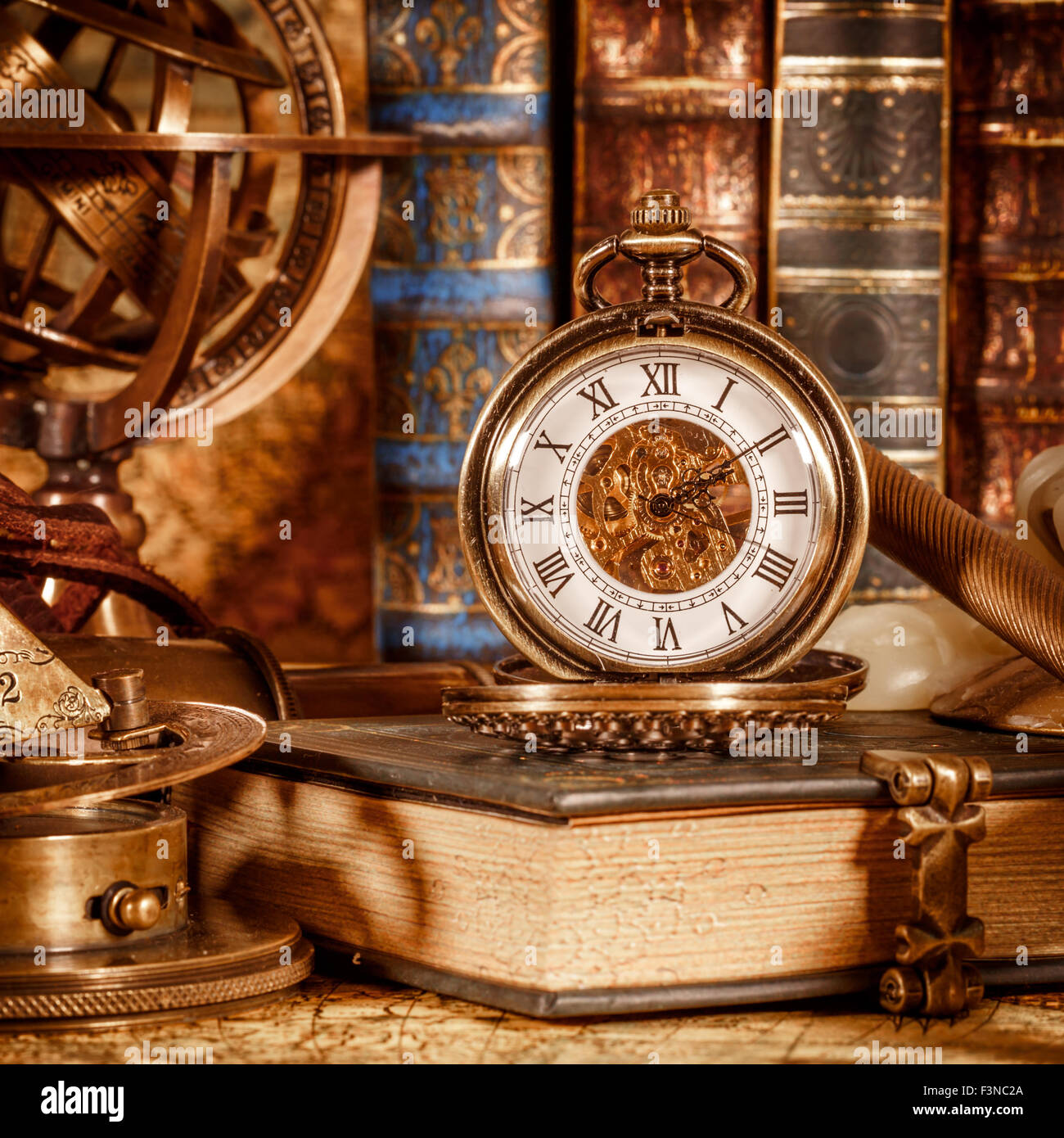Vintage antico orologio da tasca sullo sfondo di libri antichi Foto stock -  Alamy