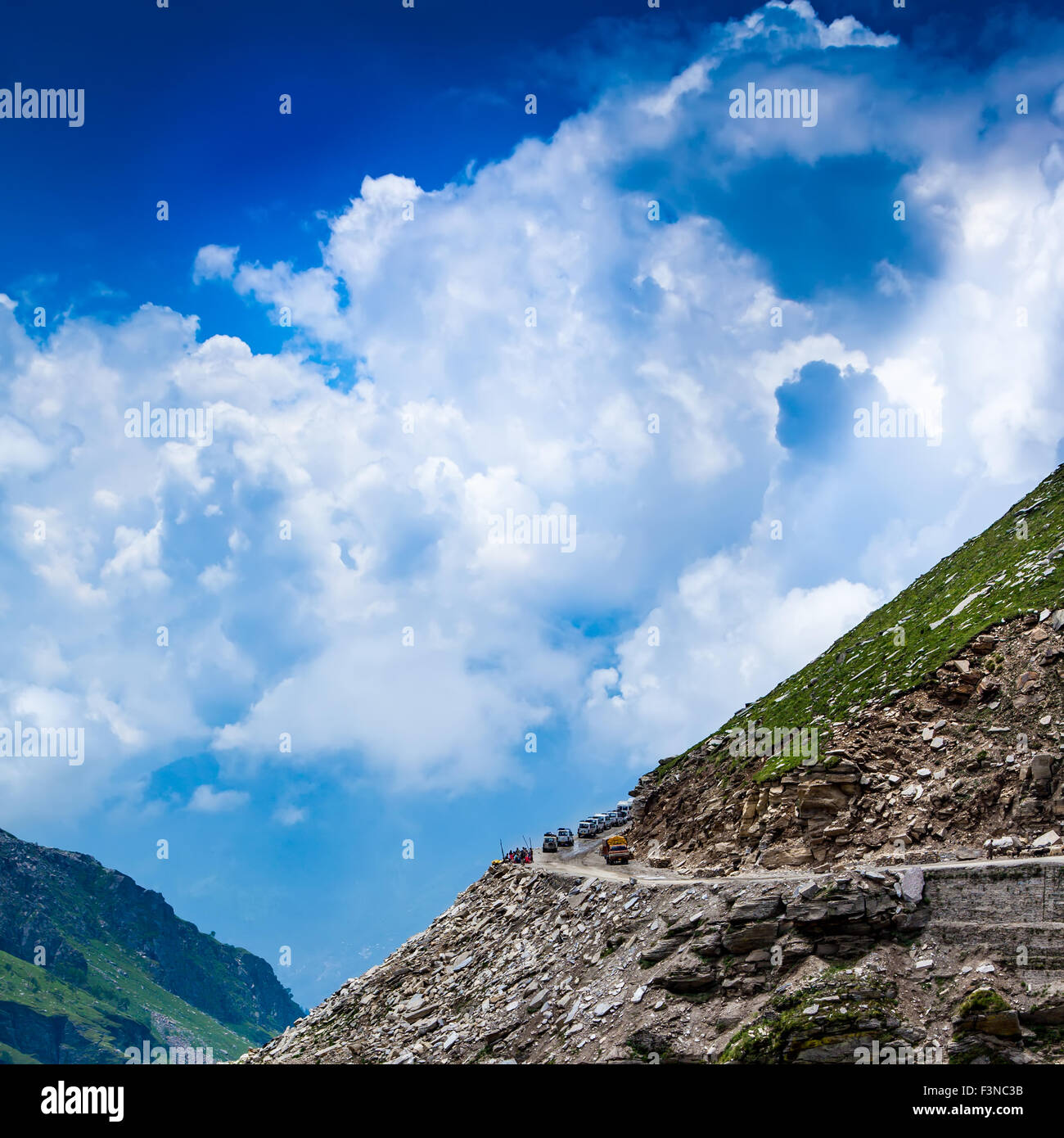 Inceppamento del traffico di vetture su Rohtang La pass, quota 3,978 m (13,050 ft) Himachal Pradesh, India. Questo passaggio è un antico commercio Foto Stock