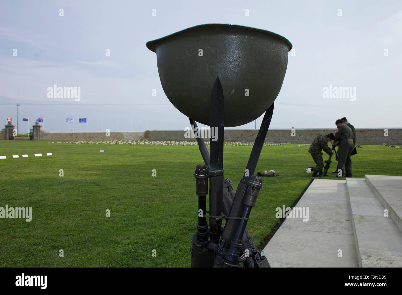 Il soldato caduto caschi e esercito greco impostazione sulla posizione per i cento anni di Anzac celebrazioni al cimitero CWGC.Limnos Foto Stock