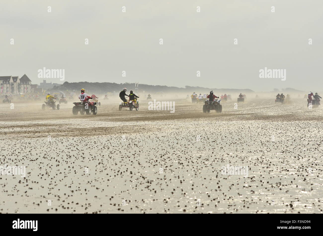 Weston-super-Mare, Somerset, Regno Unito. 10 ottobre, 2015. RHL Weston Beach Race Weston Super Mare. Il main event del pomeriggio. Adulto Quad /Sidecar gara.ROBERT TIMONEY/AlamyLiveNews Foto Stock