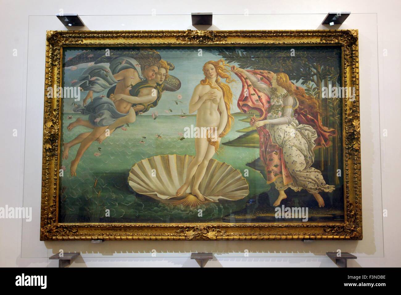 Firenze, Italia. 21 Luglio, 2015. Il dipinto "La nascita di Venere" (1485/86) dall artista Sandro Botticelli alla Galleria degli Uffizi (Galleria degli Uffizi di Firenze, Italia, 21 luglio 2015. Foto: Fredrik von Erichsen/dpa - nessun filo SERVICE -/dpa/Alamy Live News Foto Stock