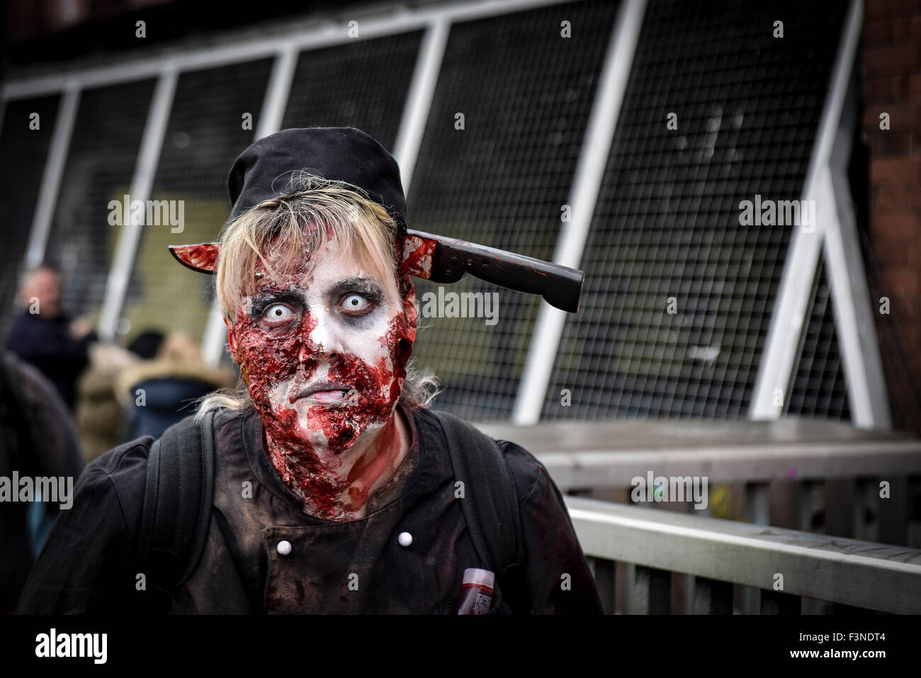 Waterloo, Londra. 10 ottobre, 2015. Uno zombie chef vaga per le strade di Londra che cercano il suo undead amici in preparazione per la loro annuale mondo zombie giorno shuffle e shamble. Fotografo: Gordon Scammell/Alamy Live News Foto Stock