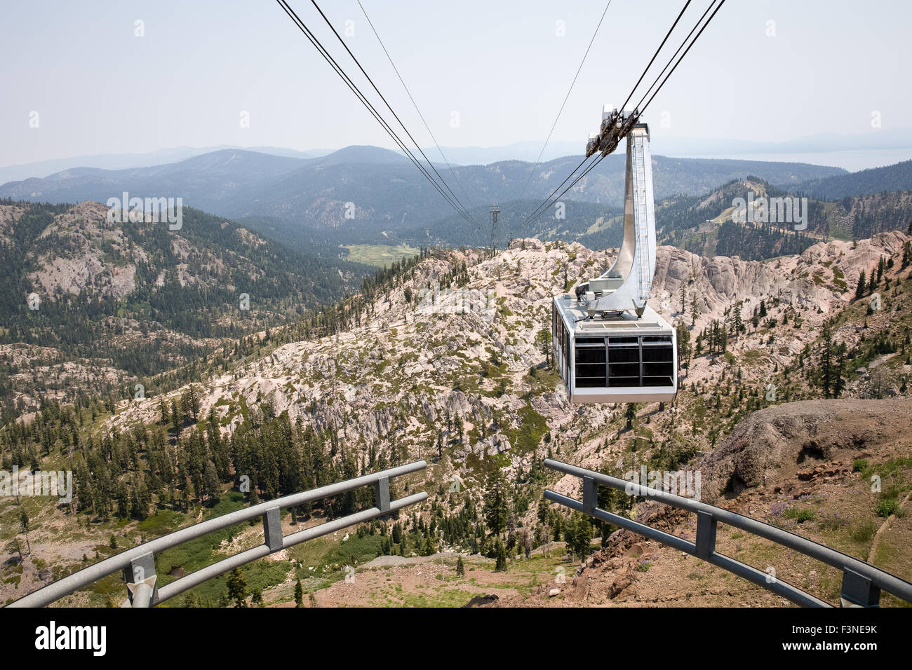 Drammatica vista di un appeso in gondola. La fermata del tram si sta avvicinando la cima della montagna presso Squaw Valley, un western USA ski resort. Foto Stock