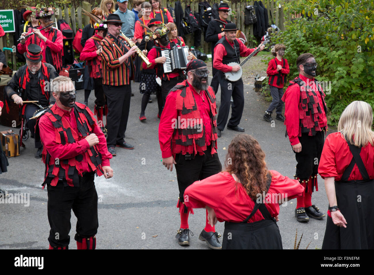 Inglese tradizionale Morris ballerini e loro band. Foto Stock