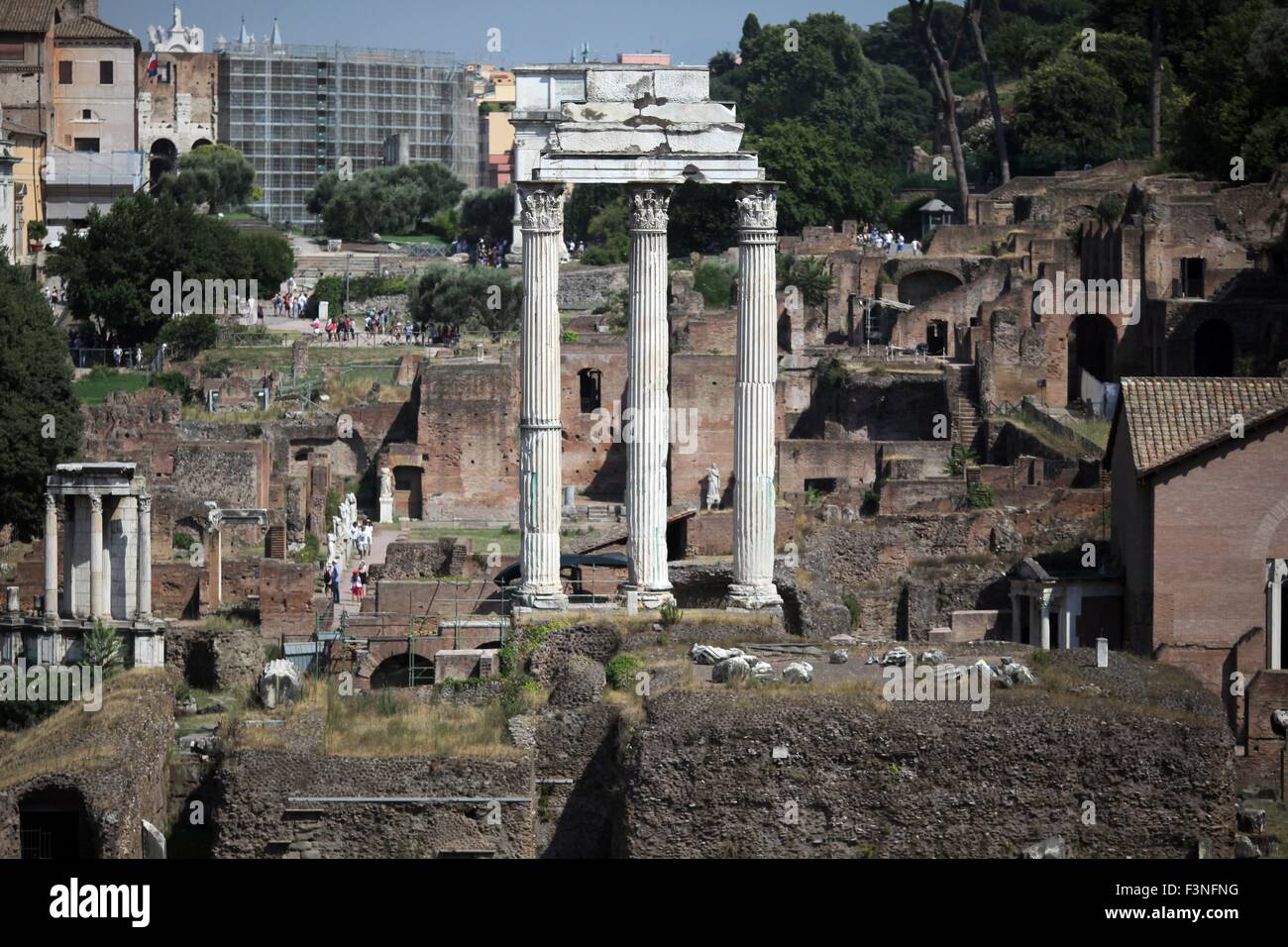 Roma, Italia. 14 Luglio, 2015. Vista del Campitelli con le rovine del Campidoglio e Palatino, il centermost dei sette colli di Roma, Italia, 14 luglio 2015. Foto: Fredrik von Erichsen/dpa - nessun filo SERVICE -/dpa/Alamy Live News Foto Stock