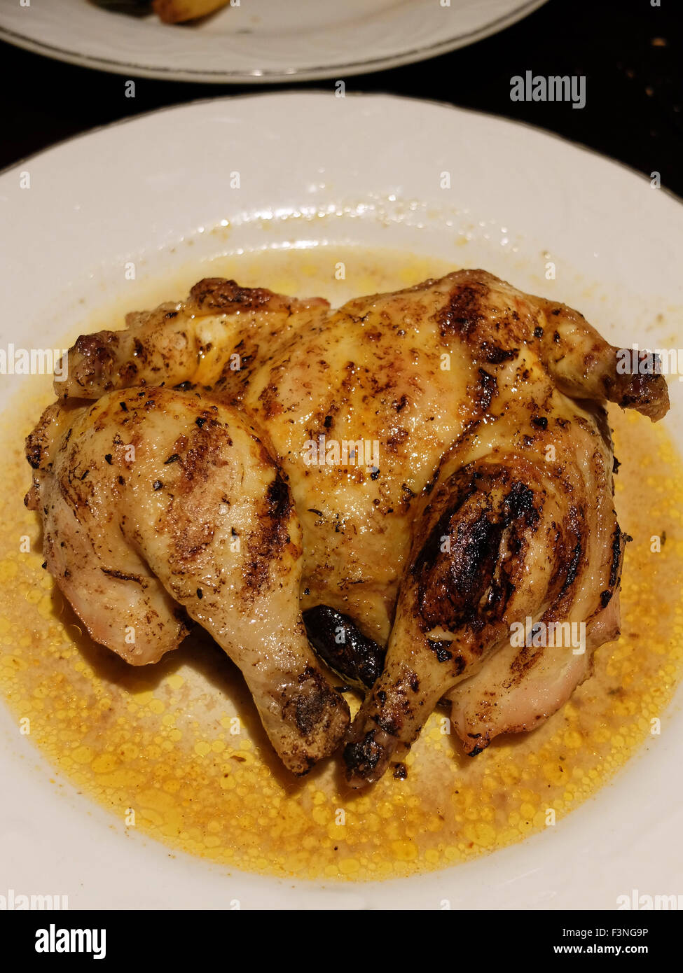 Pollo alla griglia fuoco buon gusto squisito pranzo e cena corso principale pasto a base di carne Foto Stock Pollo alla griglia fuoco buon gusto squisito pranzo e cena corso principale pasto a base di carne Foto Stock