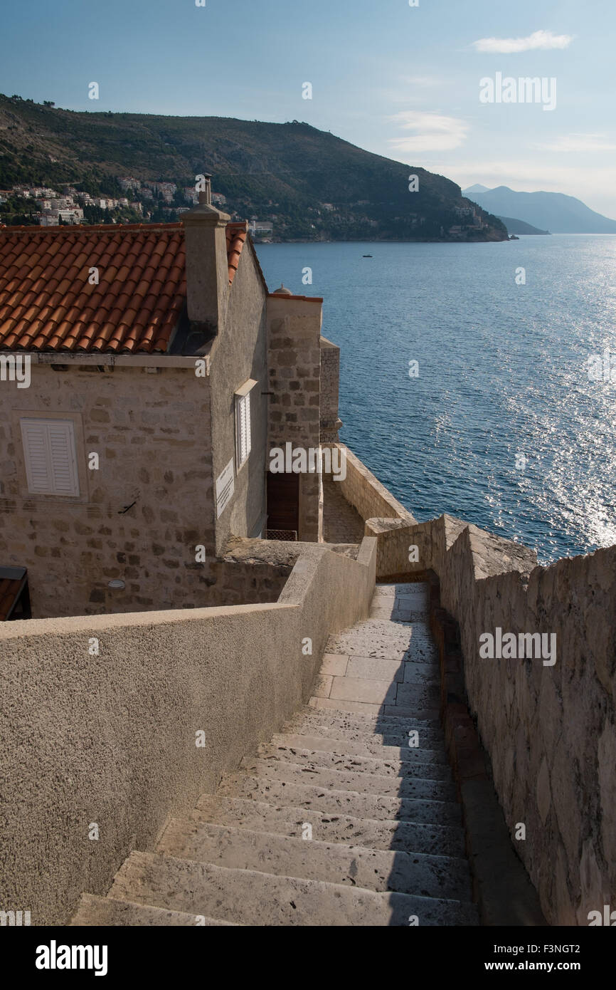 Parte delle vecchie mura della città intorno a Dubrovnik. Foto Stock