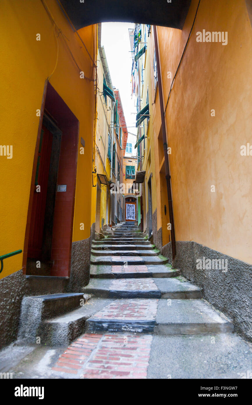 Una stretta, affascinante vicolo in Vernazza, Cinque Terre, Italia Foto Stock