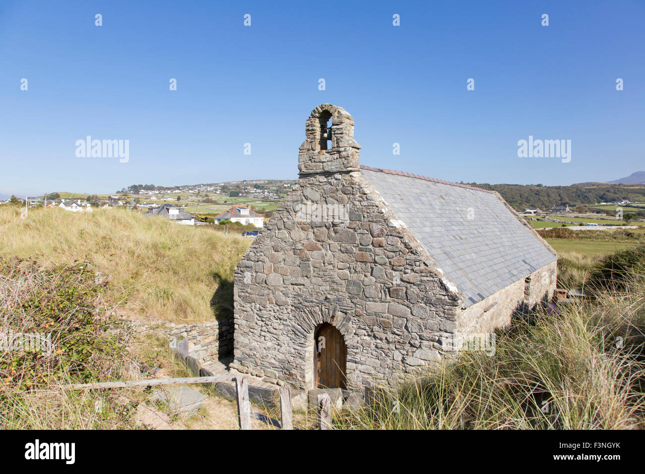La duecentesca chiesa di San Tanwg in Welsh villaggio costiero di Llandanwg, Gwynedd, Galles del Nord, Regno Unito. Foto Stock